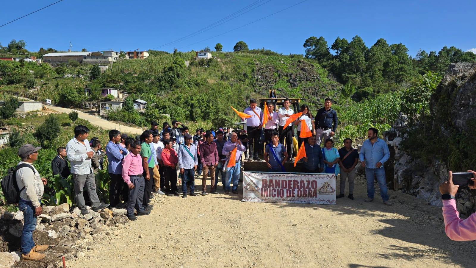 Banderazo de inicio de obra: pavimentación con concreto hidráulico en la Comunidad de Yaxnail.
