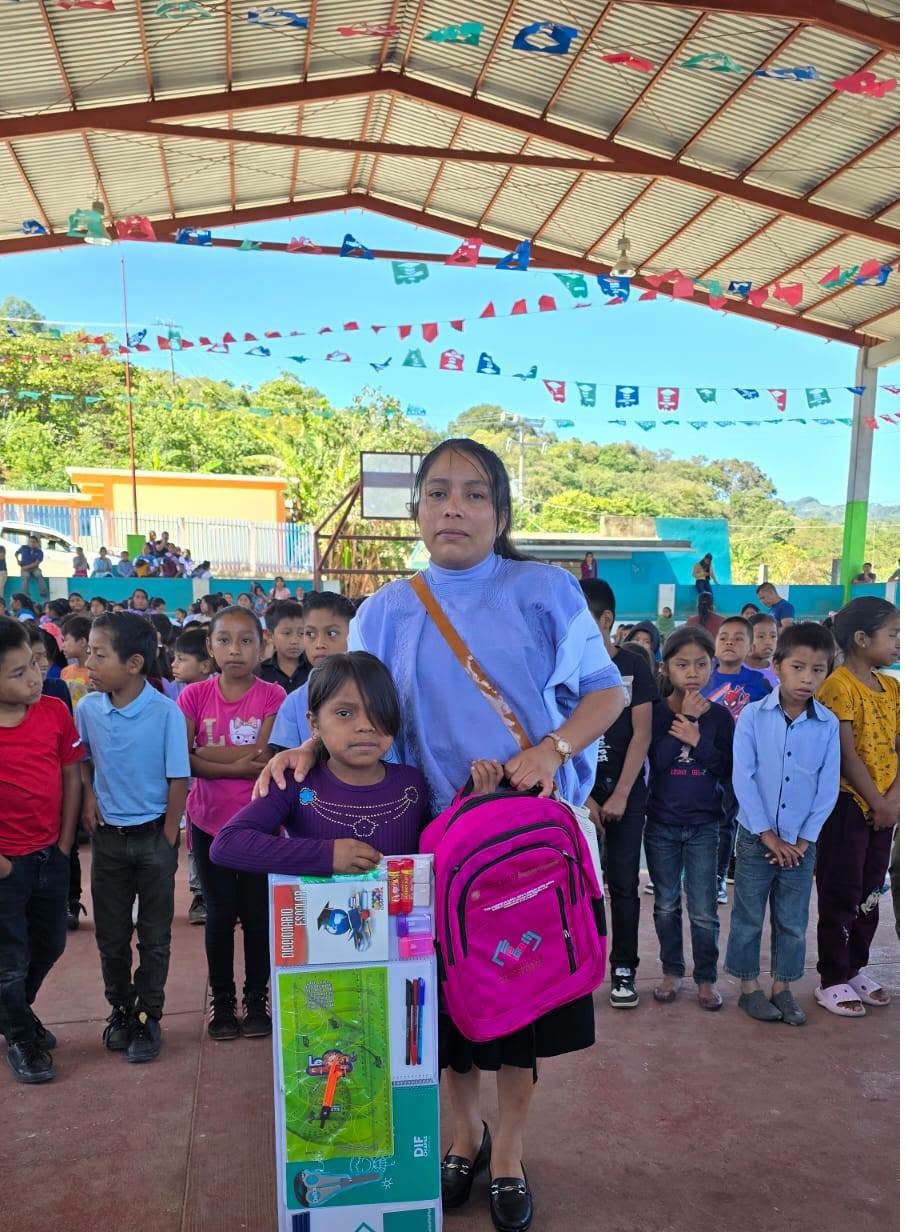 Entrega de mochilas escolares en la comunidad de Cruciljá.