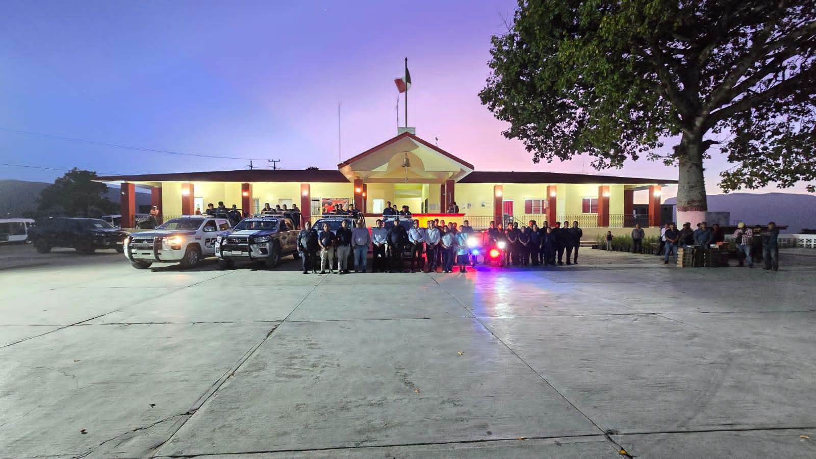 Con entrega de patrulla y motopatrullas, Lic. Juan López Mendoza fortalece la seguridad en San Juan Cancuc.