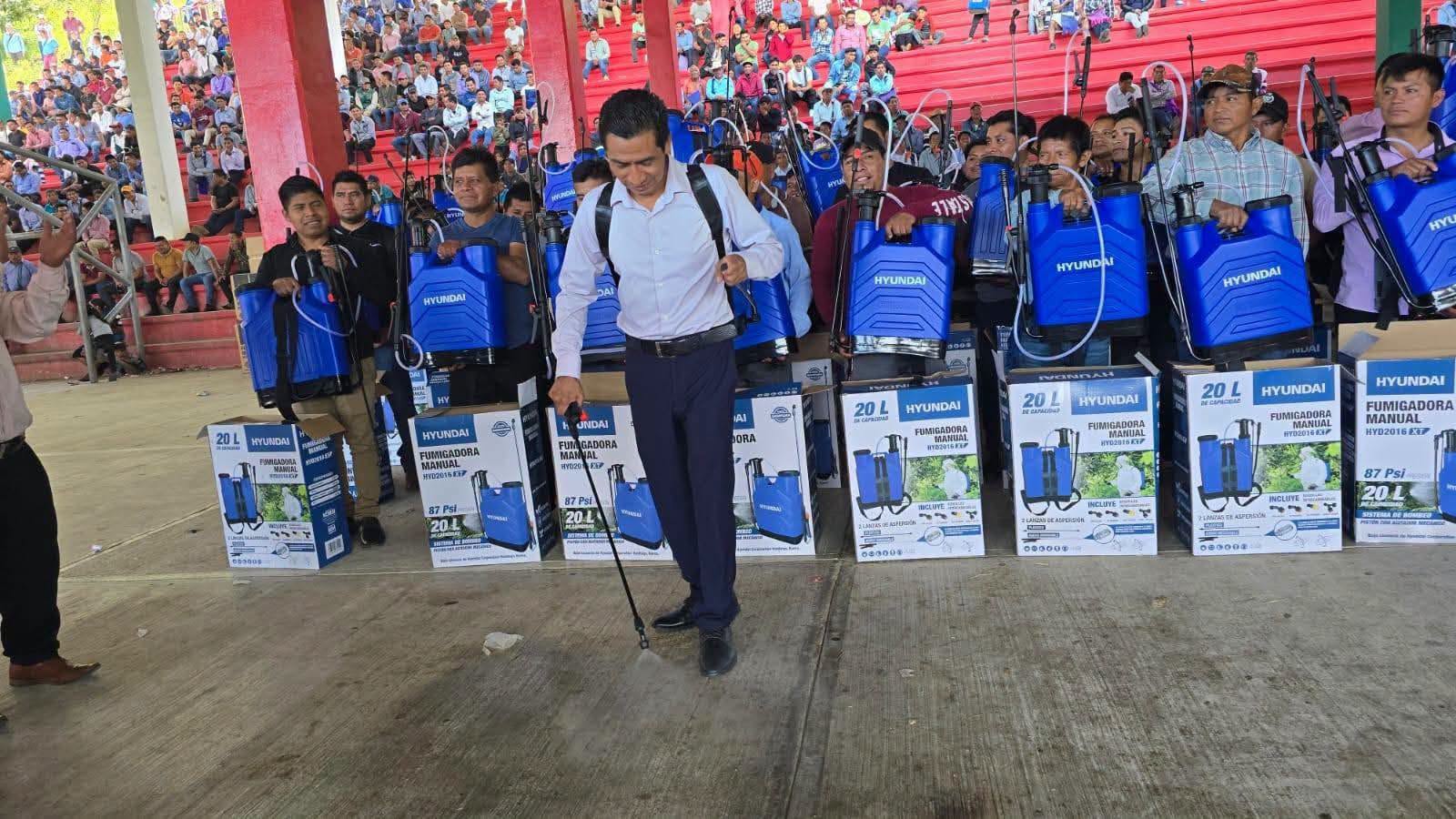 MOCHILAS ASPERSORAS ENTREGADAS POR EL GOBERNADOR, EN SAN JUAN CANCUC, CHIAPAS.