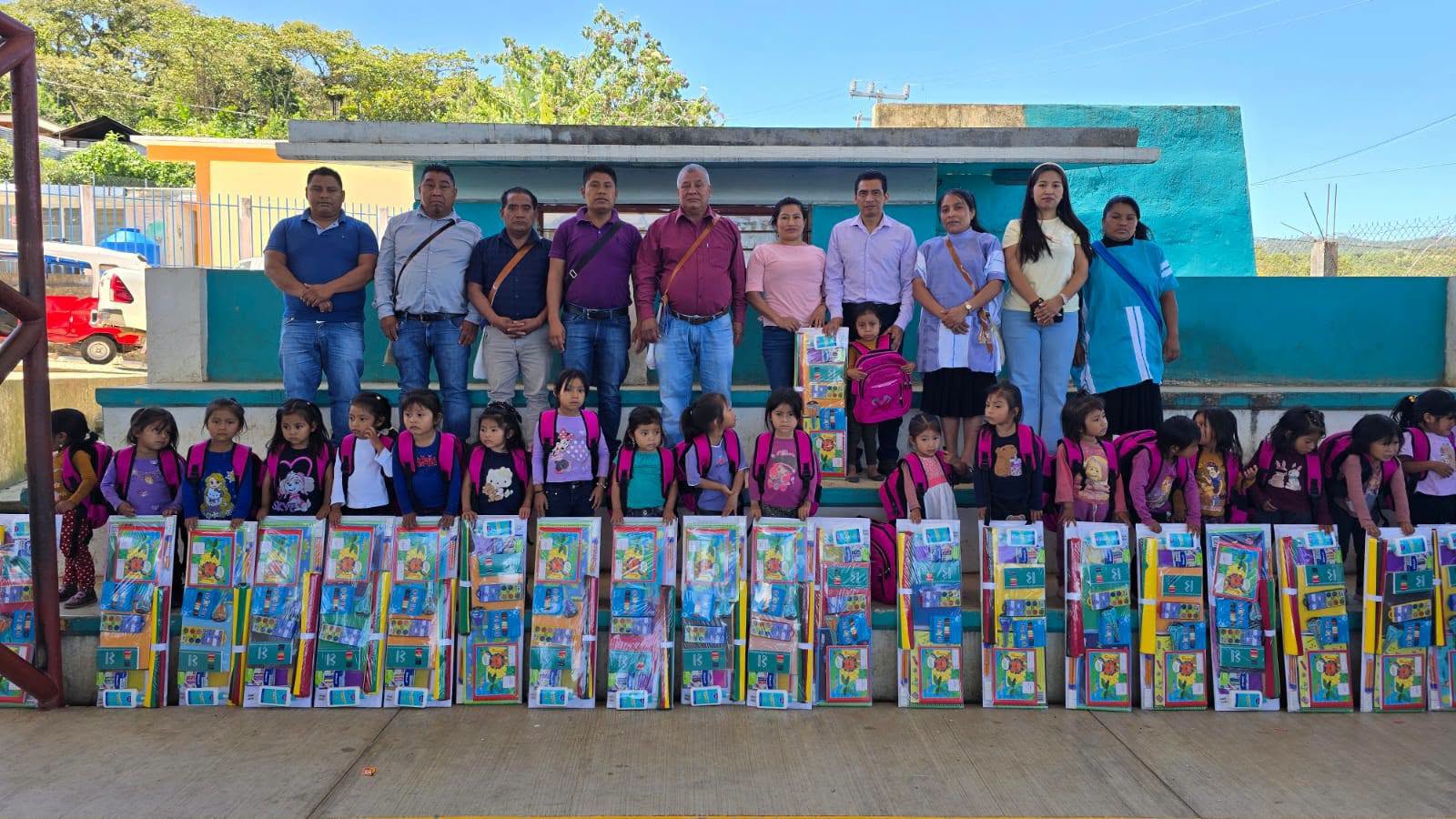 Entrega de mochilas escolares en la comunidad de Cruciljá.