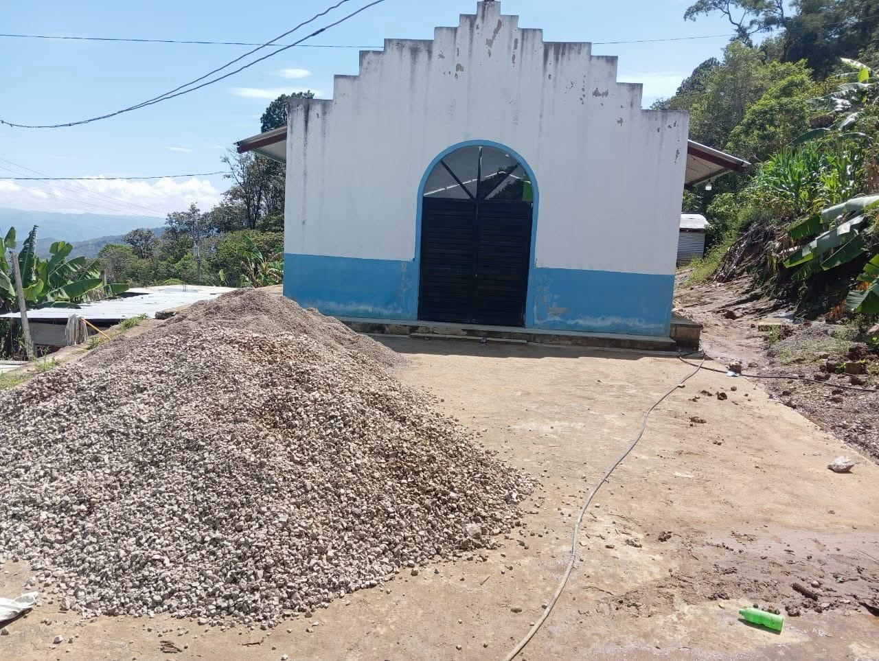 *Presidente Lic. Juan López Mendoza entregó cemento, madera y PVC al Templo Pentecostés Puerta del Cielo de Chiloja'.