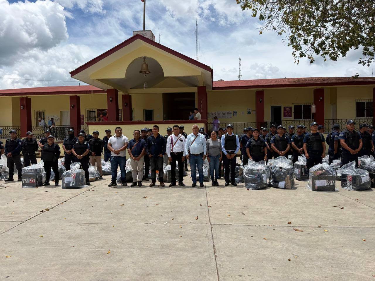 El  *Presidente Municipal, Lic. Juan López Mendoza* entrego uniformes nuevos a los elementos de la Dirección de Seguridad Pública Municipal.