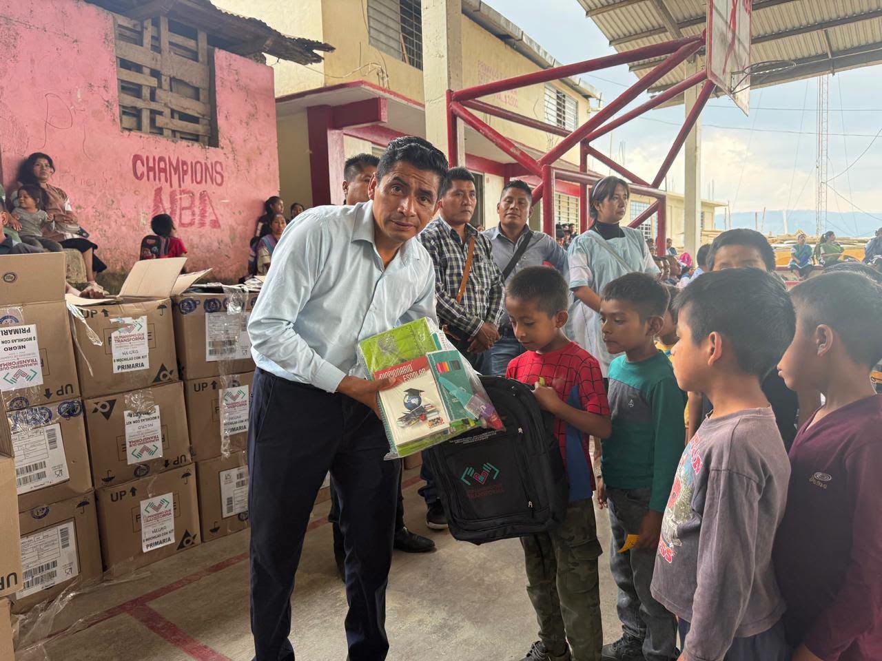 *ENTREGA DE MOCHILAS CON ÚTILES ESCOLARES EN SAN ANTONIO NICHTEEL*