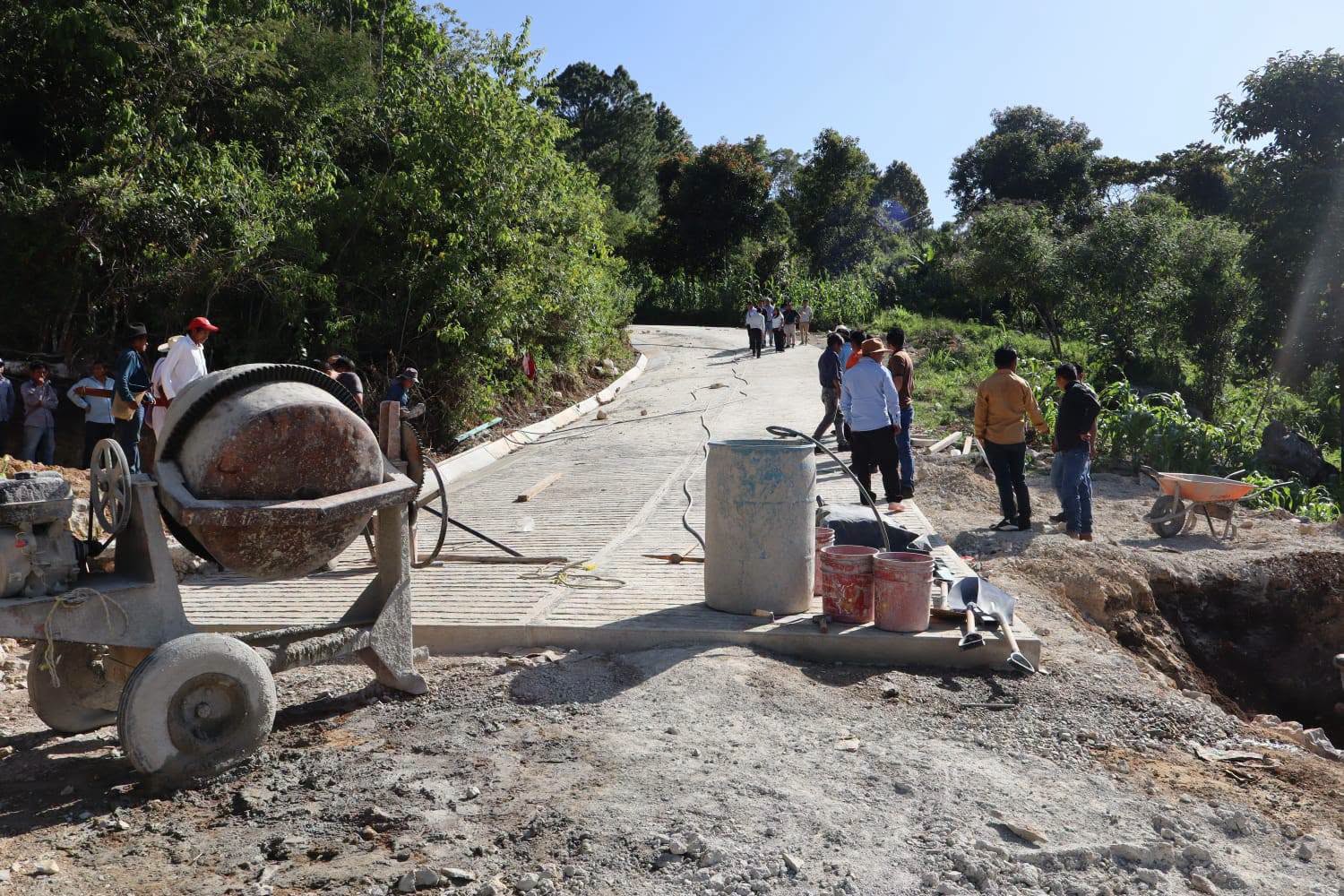 En un ambiente de unidad, alegría y esperanza, el H. Ayuntamiento Municipal de San Juan Cancuc 2024-2027 que preside el *Lic. Juan López Mendoza*, acompañado de su H. Cabildo y de la Directora de Obra Pública, la *Ing. Rosa Pérez Vázquez*, dio el banderazo de inicio a la obra de *pavimentación con concreto hidráulico* en el *Barrio K'anajaw*.