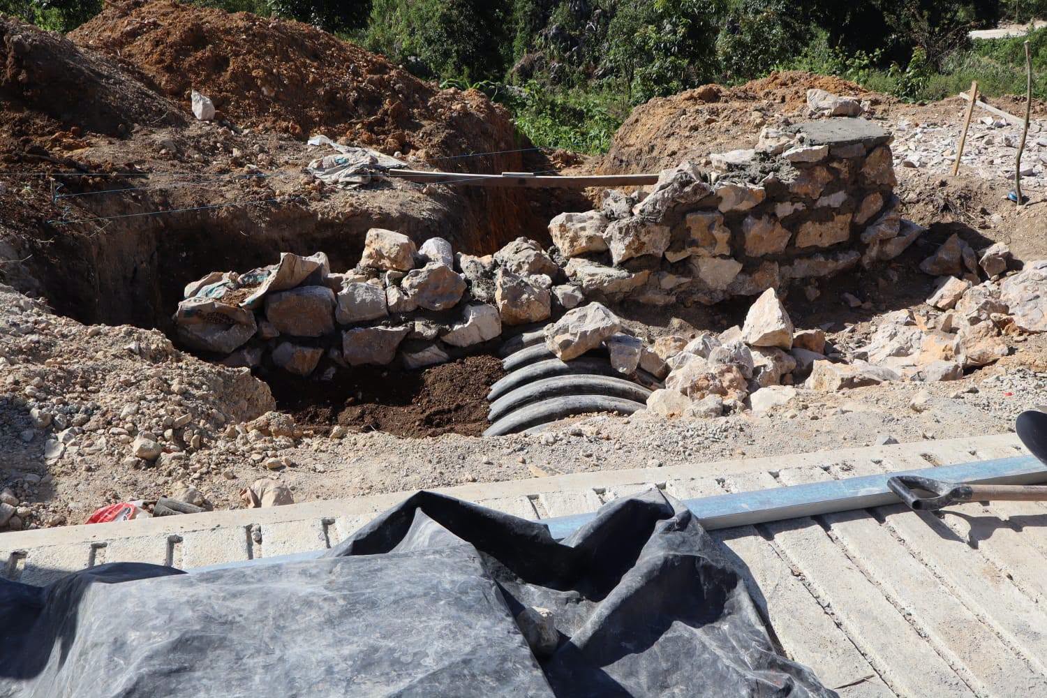 En un ambiente de unidad, alegría y esperanza, el H. Ayuntamiento Municipal de San Juan Cancuc 2024-2027 que preside el *Lic. Juan López Mendoza*, acompañado de su H. Cabildo y de la Directora de Obra Pública, la *Ing. Rosa Pérez Vázquez*, dio el banderazo de inicio a la obra de *pavimentación con concreto hidráulico* en el *Barrio K'anajaw*.