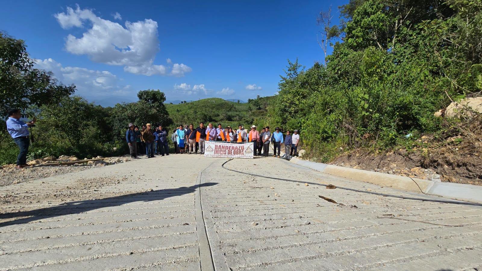 En un ambiente de unidad, alegría y esperanza, el H. Ayuntamiento Municipal de San Juan Cancuc 2024-2027 que preside el *Lic. Juan López Mendoza*, acompañado de su H. Cabildo y de la Directora de Obra Pública, la *Ing. Rosa Pérez Vázquez*, dio el banderazo de inicio a la obra de *pavimentación con concreto hidráulico* en el *Barrio K'anajaw*.