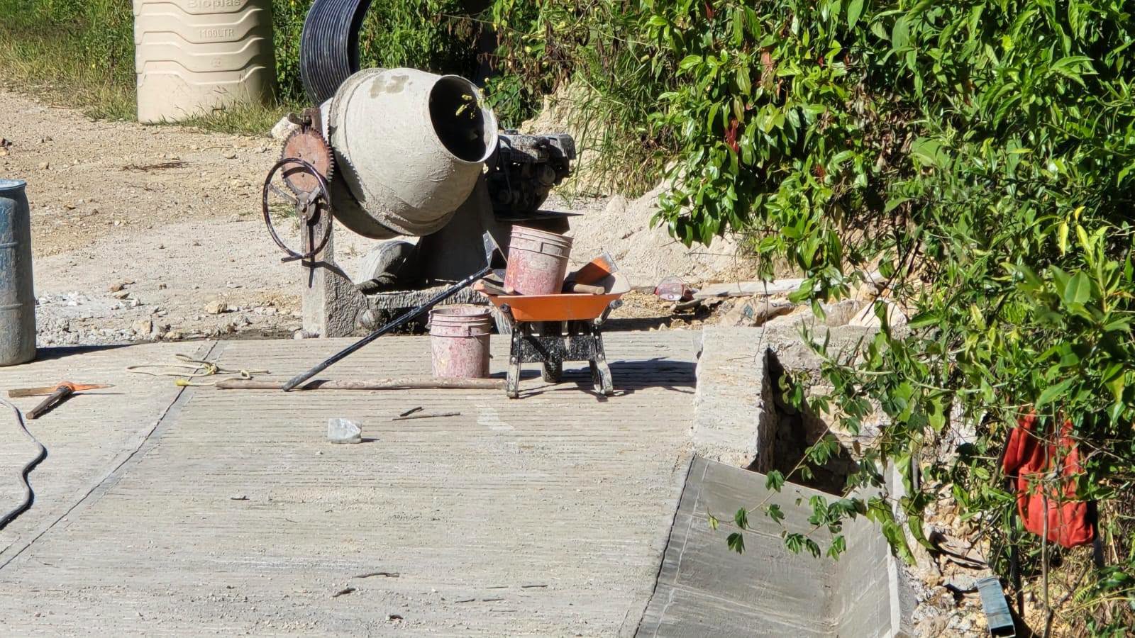 En un ambiente de unidad, alegría y esperanza, el H. Ayuntamiento Municipal de San Juan Cancuc 2024-2027 que preside el *Lic. Juan López Mendoza*, acompañado de su H. Cabildo y de la Directora de Obra Pública, la *Ing. Rosa Pérez Vázquez*, dio el banderazo de inicio a la obra de *pavimentación con concreto hidráulico* en el *Barrio K'anajaw*.