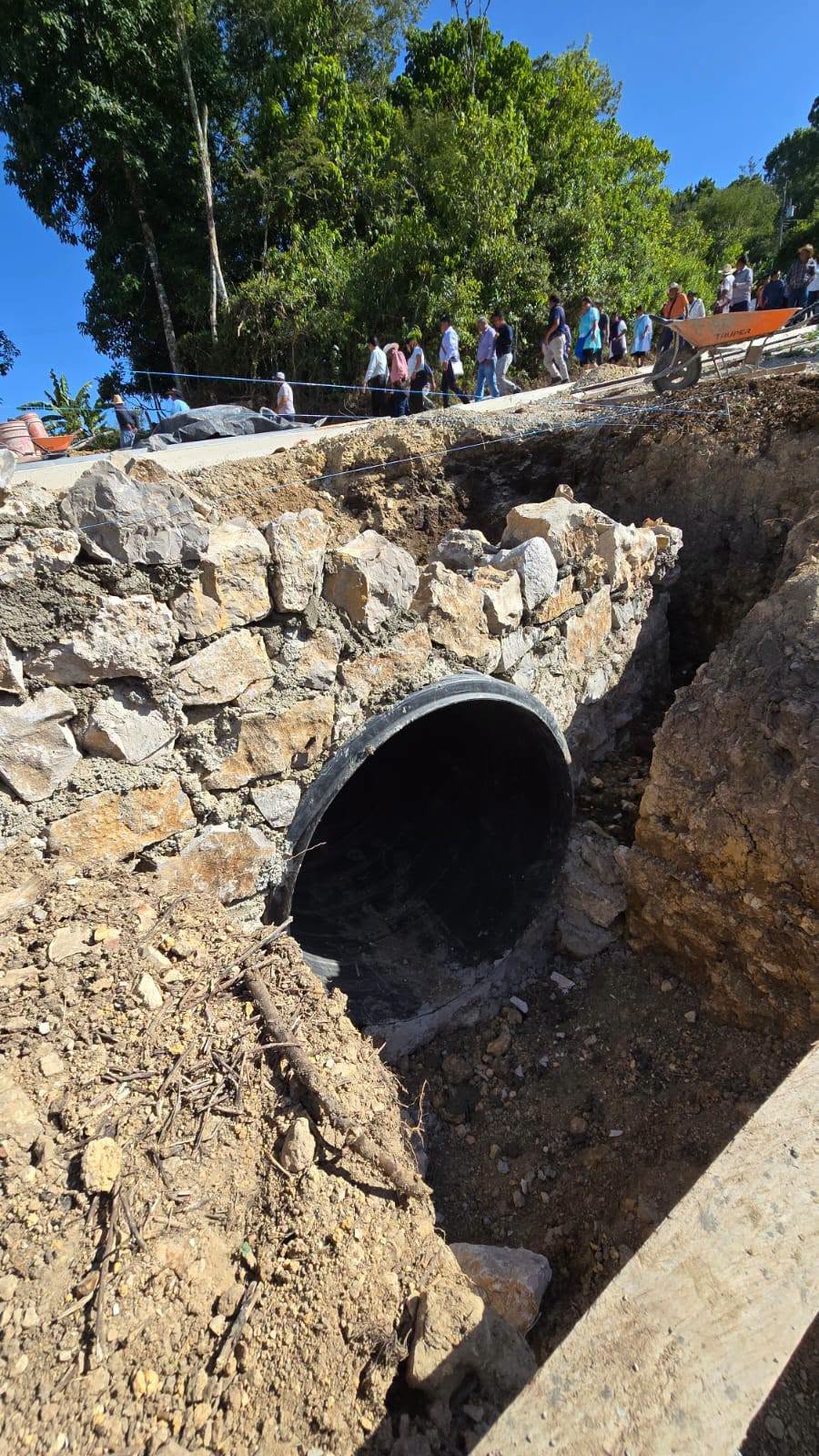 En un ambiente de unidad, alegría y esperanza, el H. Ayuntamiento Municipal de San Juan Cancuc 2024-2027 que preside el *Lic. Juan López Mendoza*, acompañado de su H. Cabildo y de la Directora de Obra Pública, la *Ing. Rosa Pérez Vázquez*, dio el banderazo de inicio a la obra de *pavimentación con concreto hidráulico* en el *Barrio K'anajaw*.