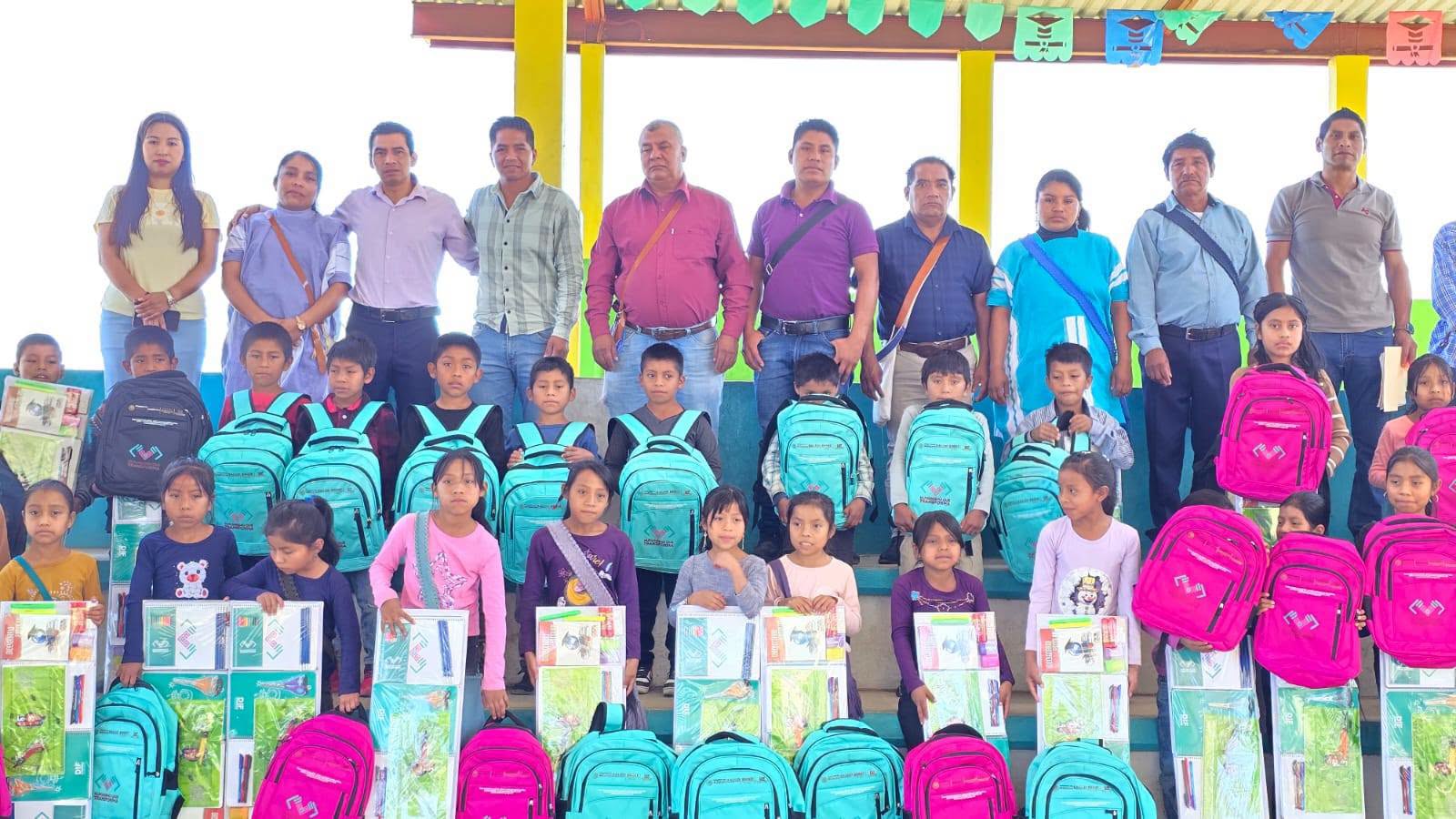 Entrega de mochila en la escuela primaria de la comunidad crucilja.
