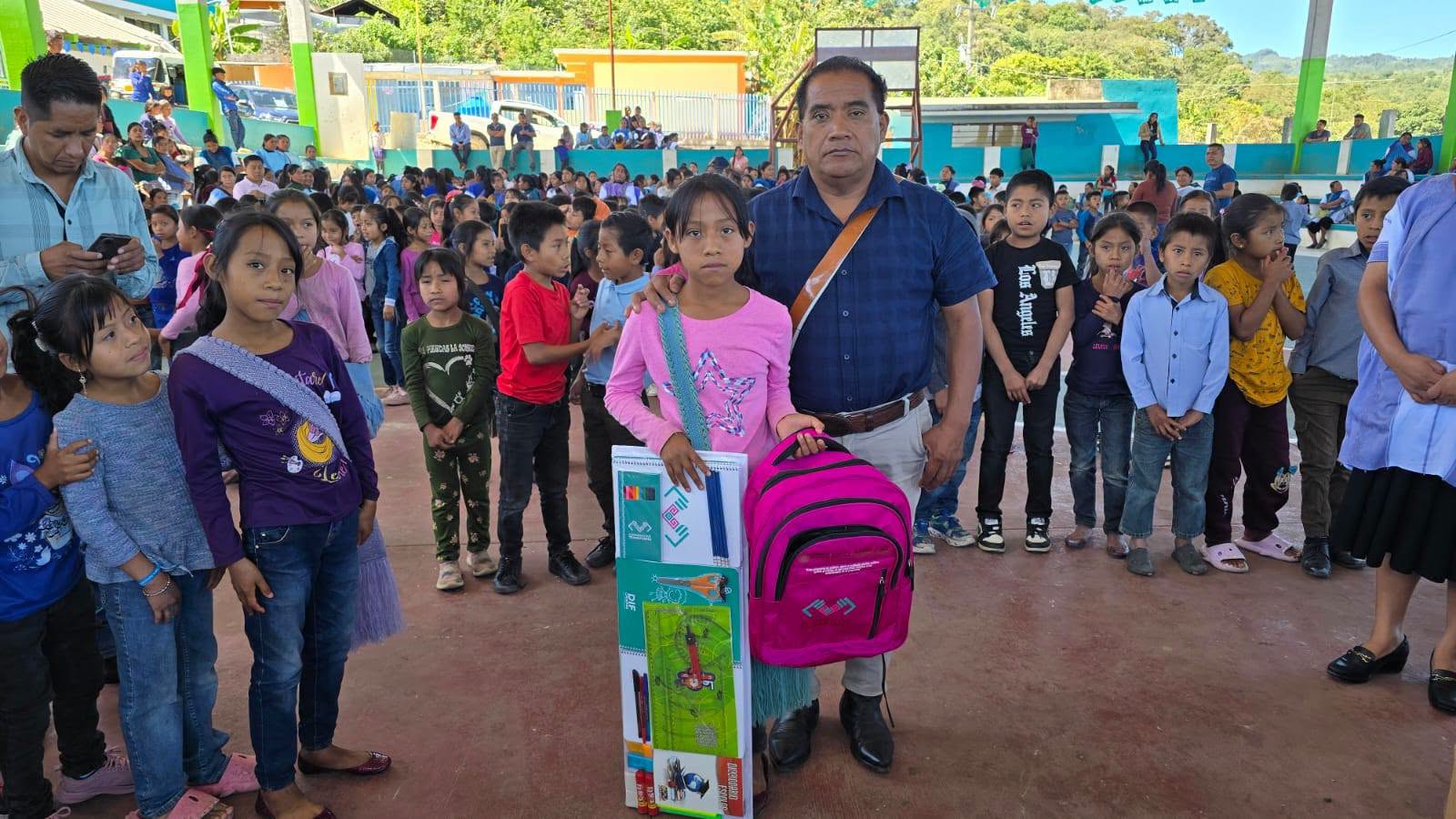 Entrega de mochila en la escuela primaria de la comunidad crucilja.