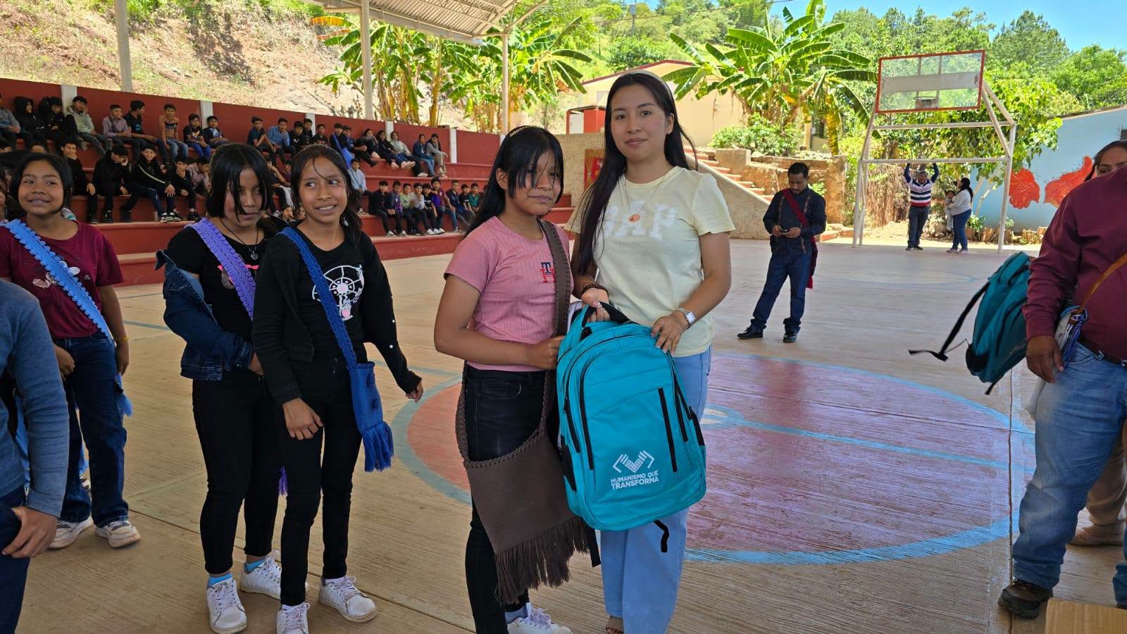 Entrega de mochila en la escuela primaria de la comunidad crucilja.