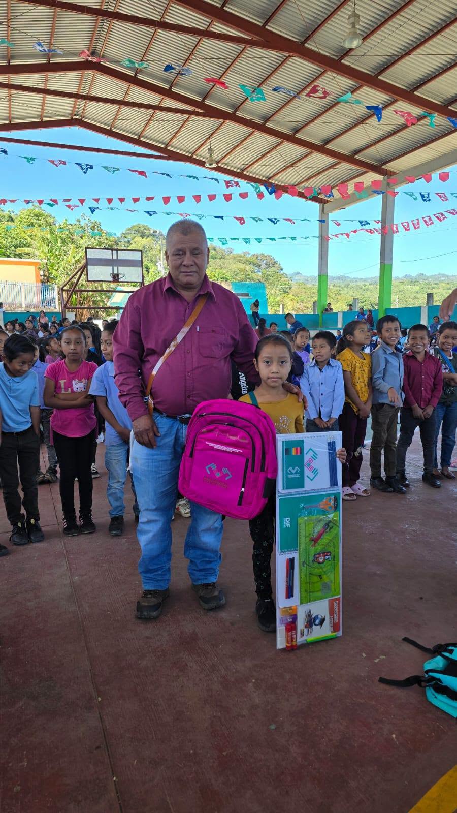 Entrega de mochila en la escuela primaria de la comunidad crucilja.
