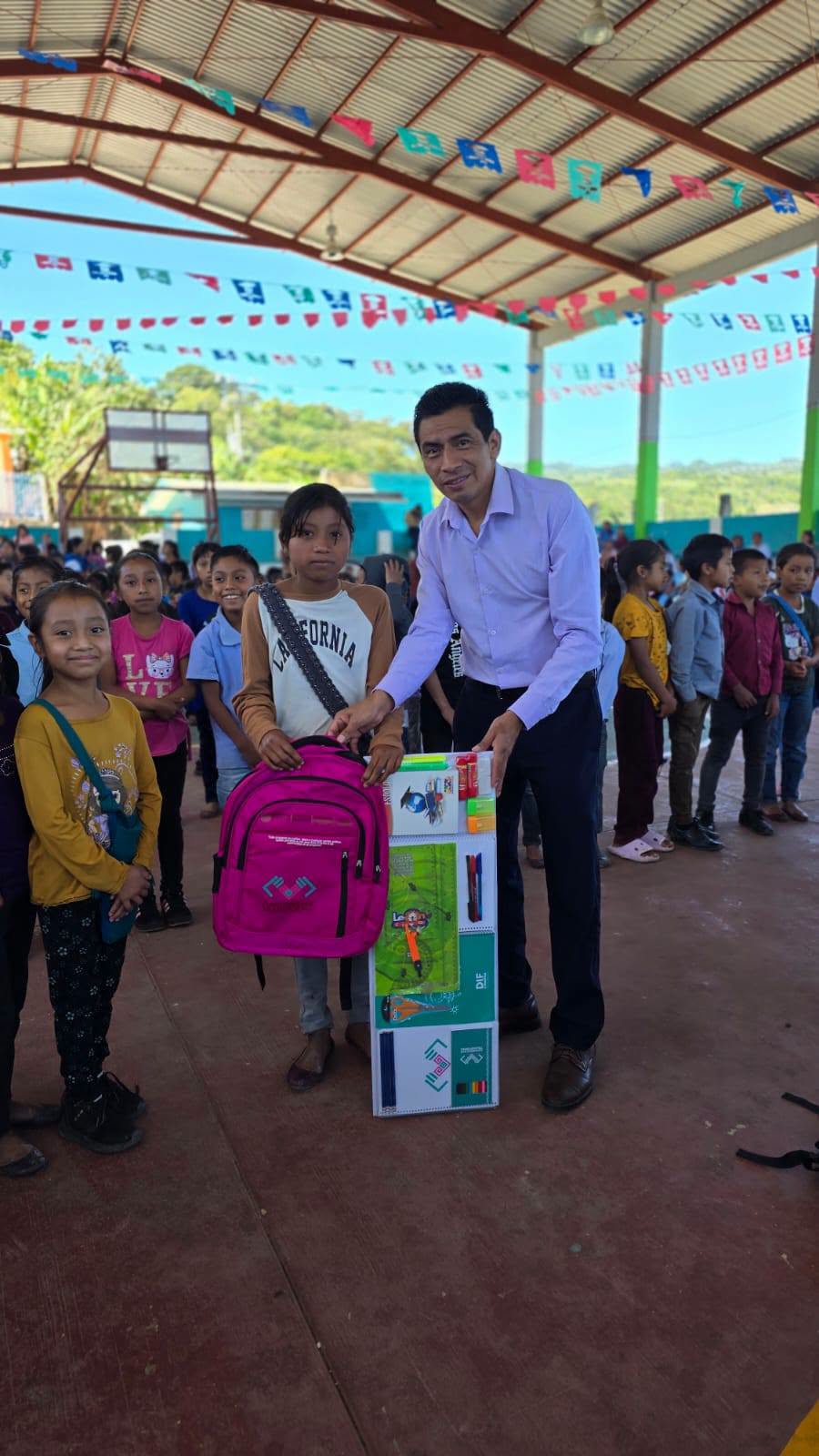 Entrega de mochila en la escuela primaria de la comunidad crucilja.