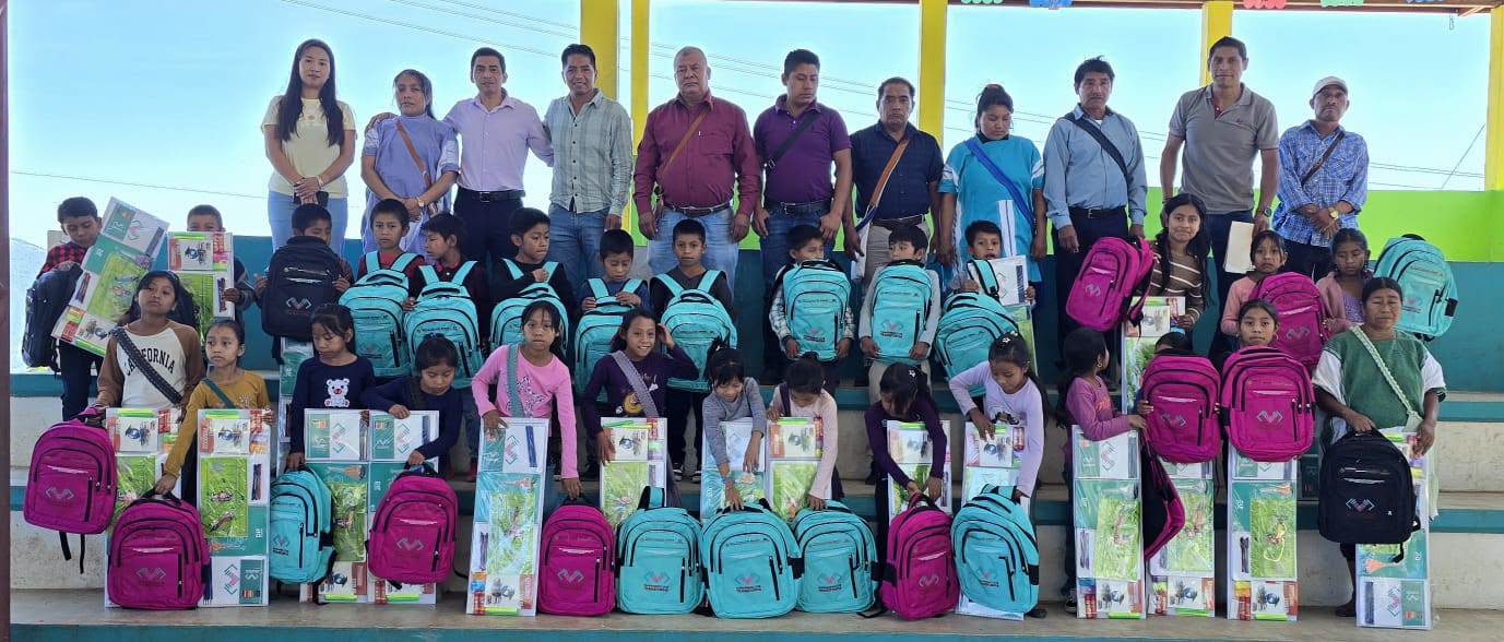 Entrega de mochila en la escuela primaria de la comunidad crucilja.