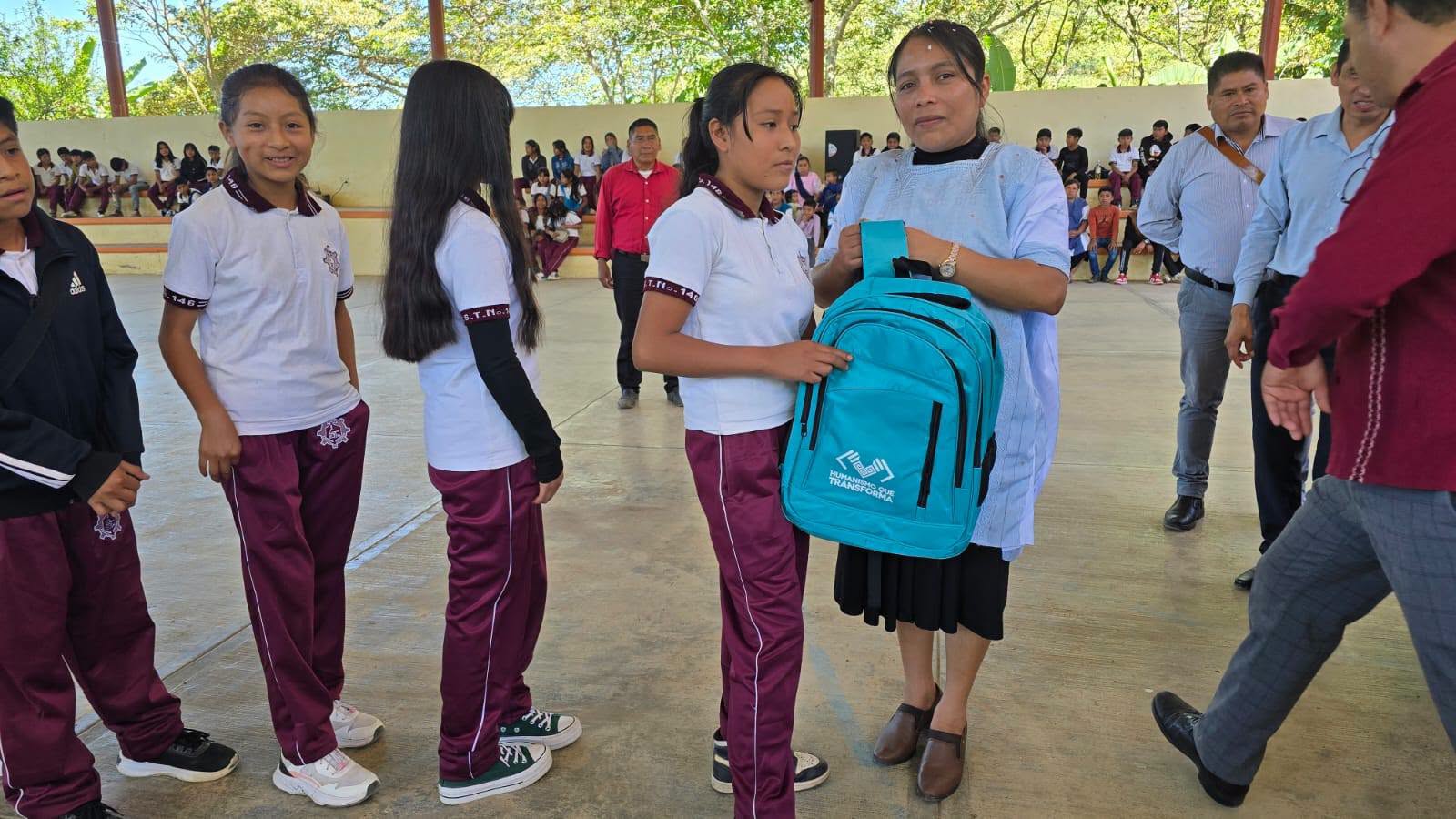 Entrega De Mochilas En La Escuela Secundaria Técnica No.146 De Nichteel