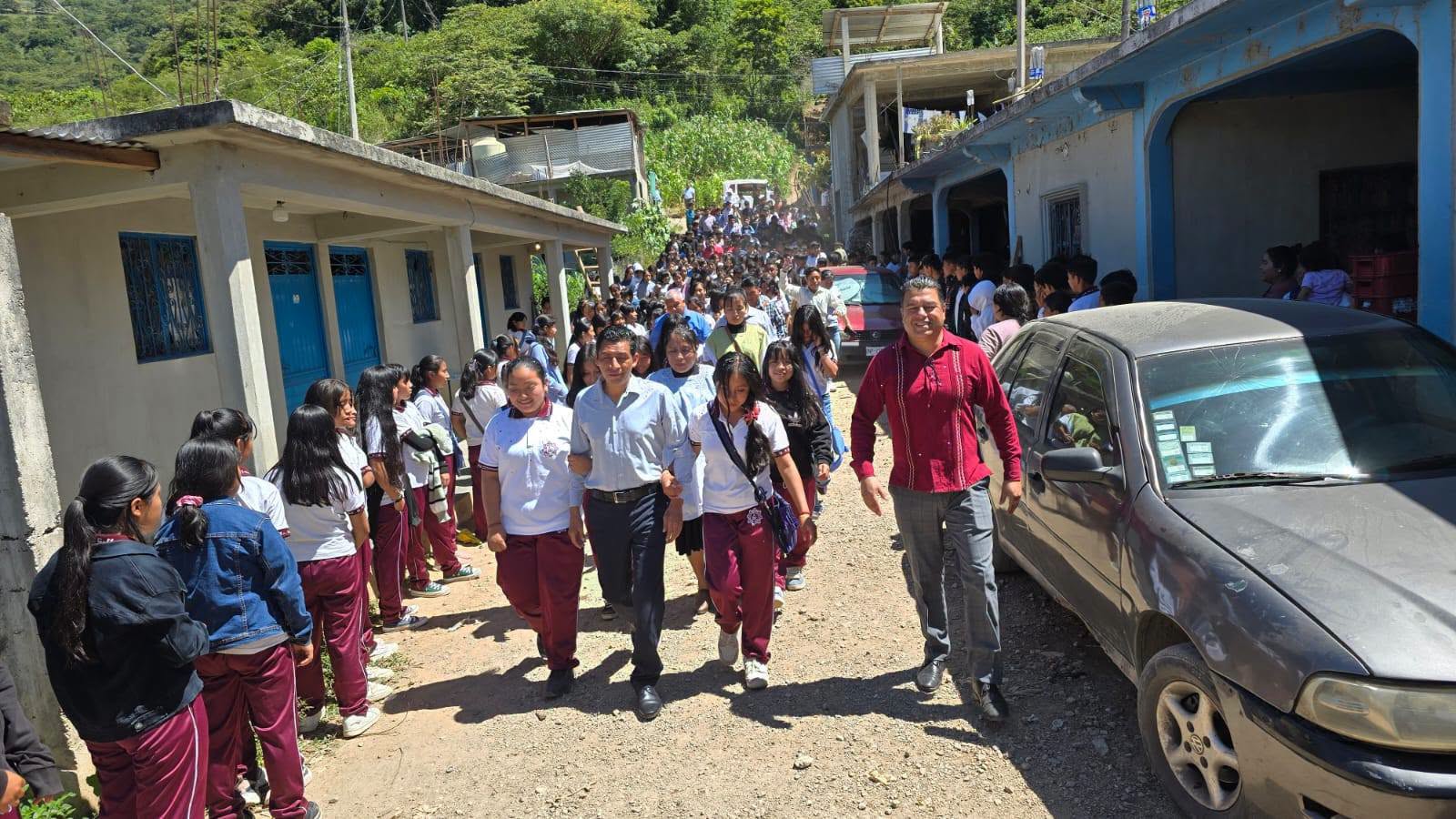 Entrega De Mochilas En La Escuela Secundaria Técnica No.146 De Nichteel