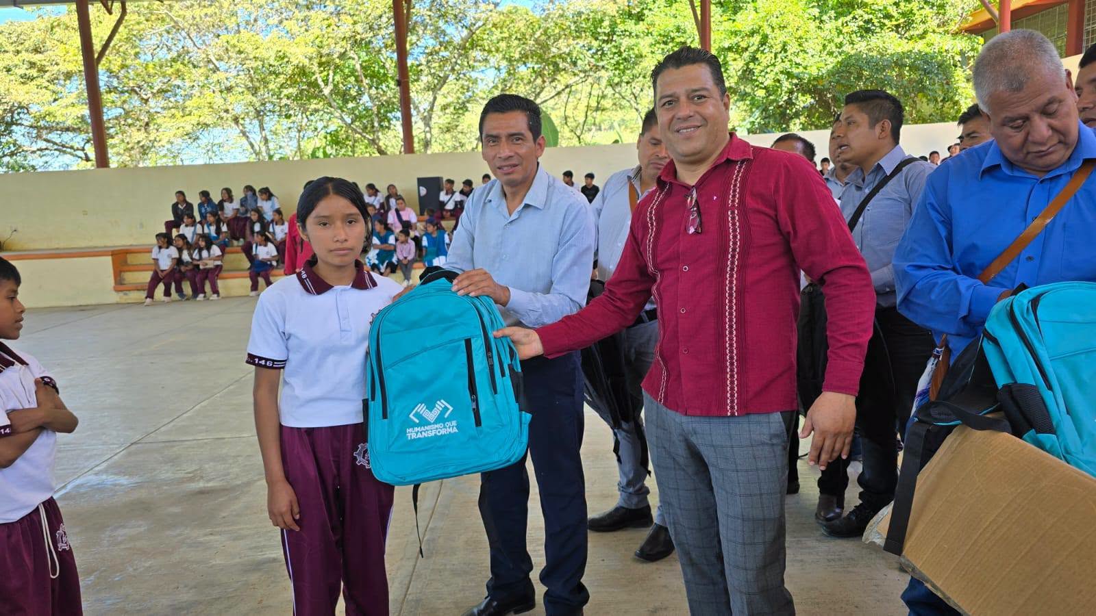 Entrega De Mochilas En La Escuela Secundaria Técnica No.146 De Nichteel