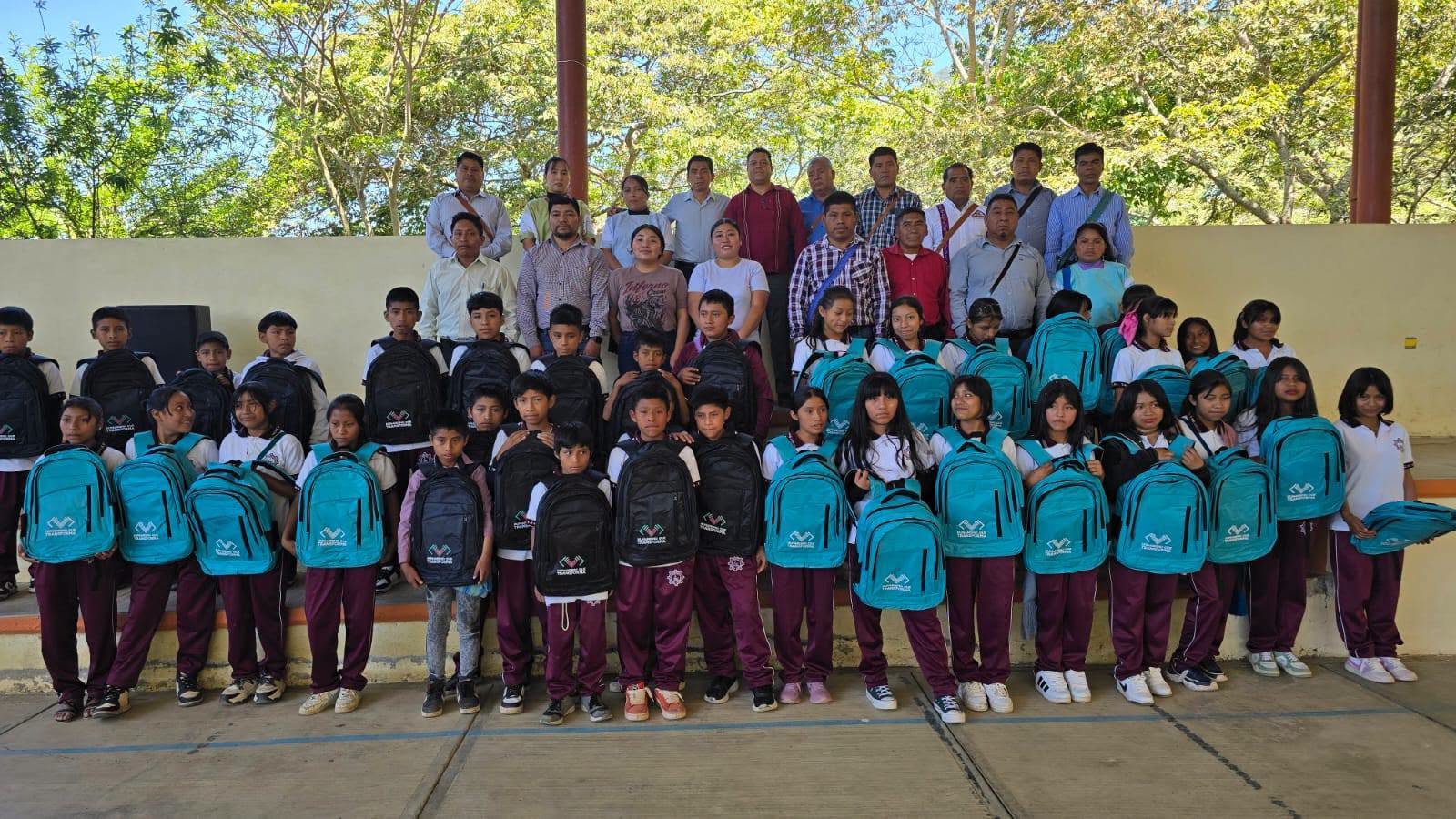 Entrega De Mochilas En La Escuela Secundaria Técnica No.146 De Nichteel