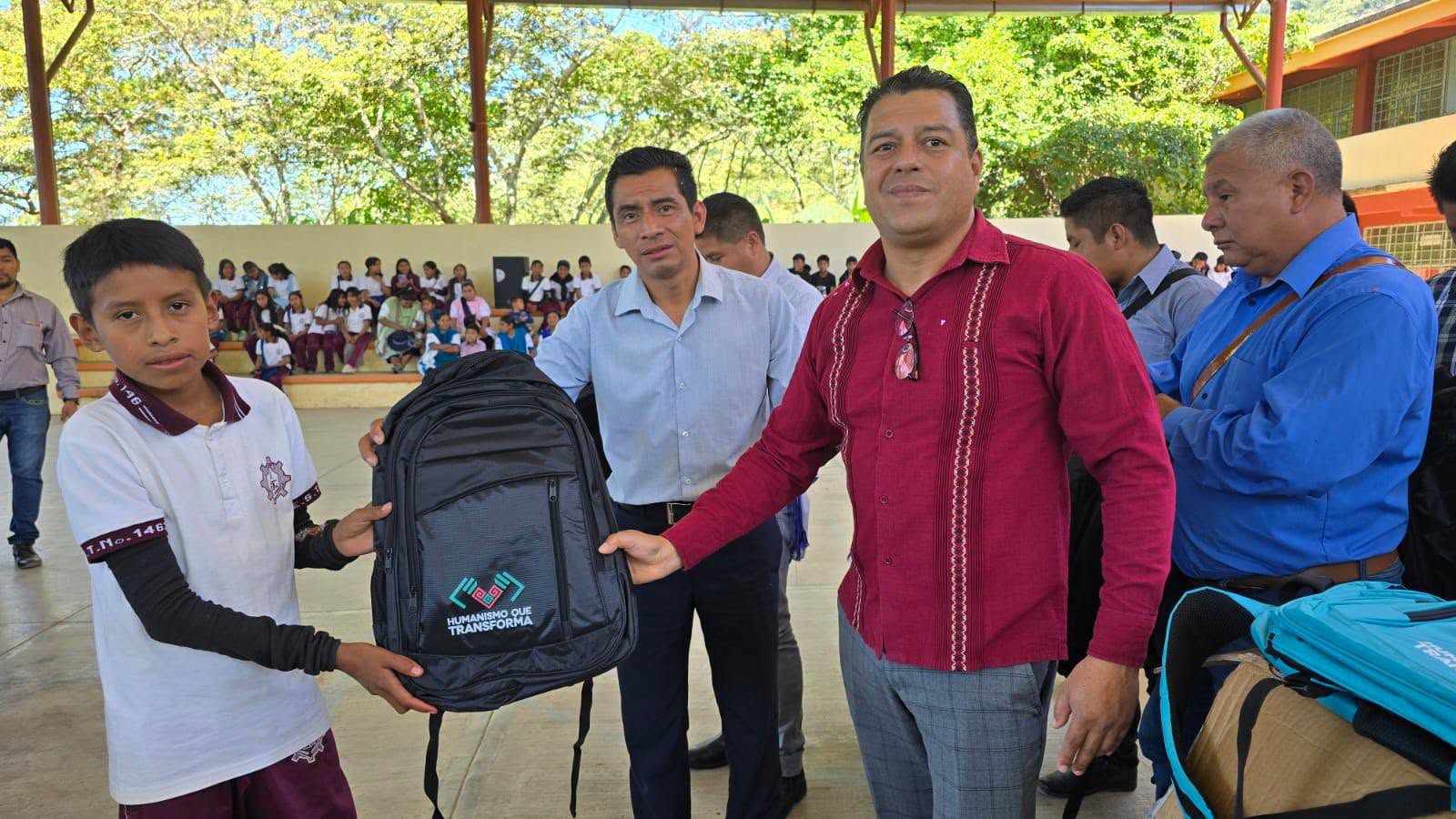 Entrega De Mochilas En La Escuela Secundaria Técnica No.146 De Nichteel