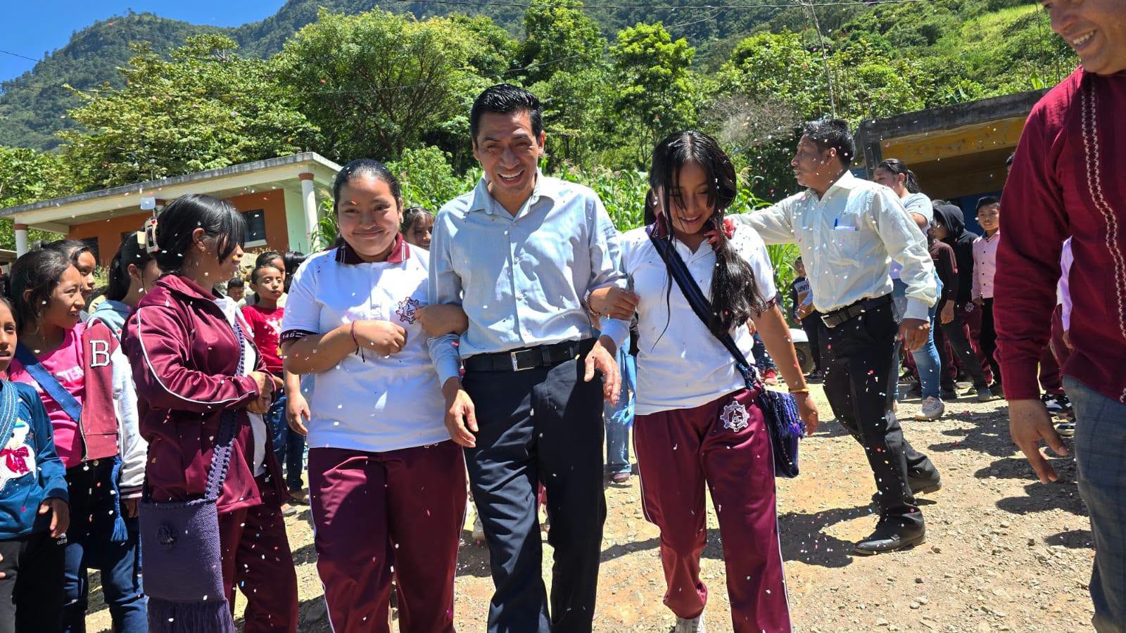 Entrega De Mochilas En La Escuela Secundaria Técnica No.146 De Nichteel