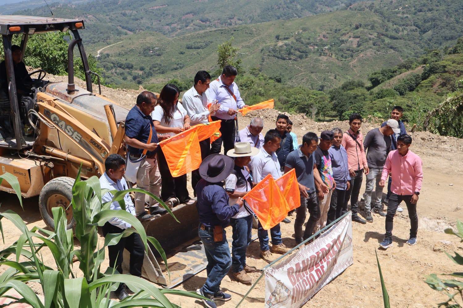El H. Ayuntamiento Municipal de San Juan Cancuc 2024-2027 que preside el Lic. Juan López Mendoza, encabezó el banderazo de inicio de la obra de rehabilitación de pavimento con concreto hidráulico en la comunidad de Tsajalch'en.