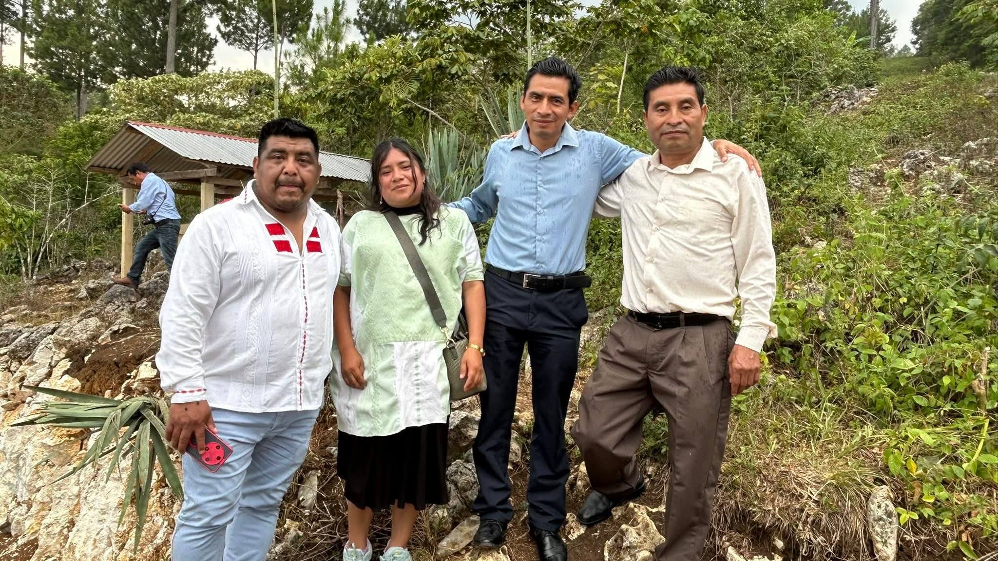 Esta mañana, el presidente municipal de Oxchuc, el Prof. César Gómez López, y el presidente de San Juan Cancuc, el Lic. Juan López Mendoza, sostuvieron una reunión de trabajo con el objetivo de gestionar conjuntamente una obra de beneficio compartido para ambos municipios. El proyecto consiste en conectar la comunidad de Tzontealja con la localidad vecina, con el fin de mejorar las vías de acceso para las familias de ambas zonas. 