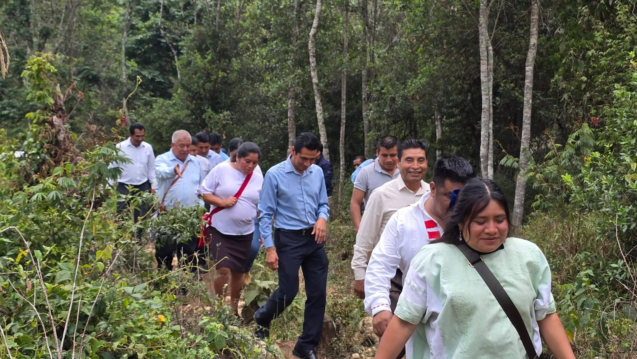 Esta mañana, el presidente municipal de Oxchuc, el Prof. César Gómez López, y el presidente de San Juan Cancuc, el Lic. Juan López Mendoza, sostuvieron una reunión de trabajo con el objetivo de gestionar conjuntamente una obra de beneficio compartido para ambos municipios. El proyecto consiste en conectar la comunidad de Tzontealja con la localidad vecina, con el fin de mejorar las vías de acceso para las familias de ambas zonas. 