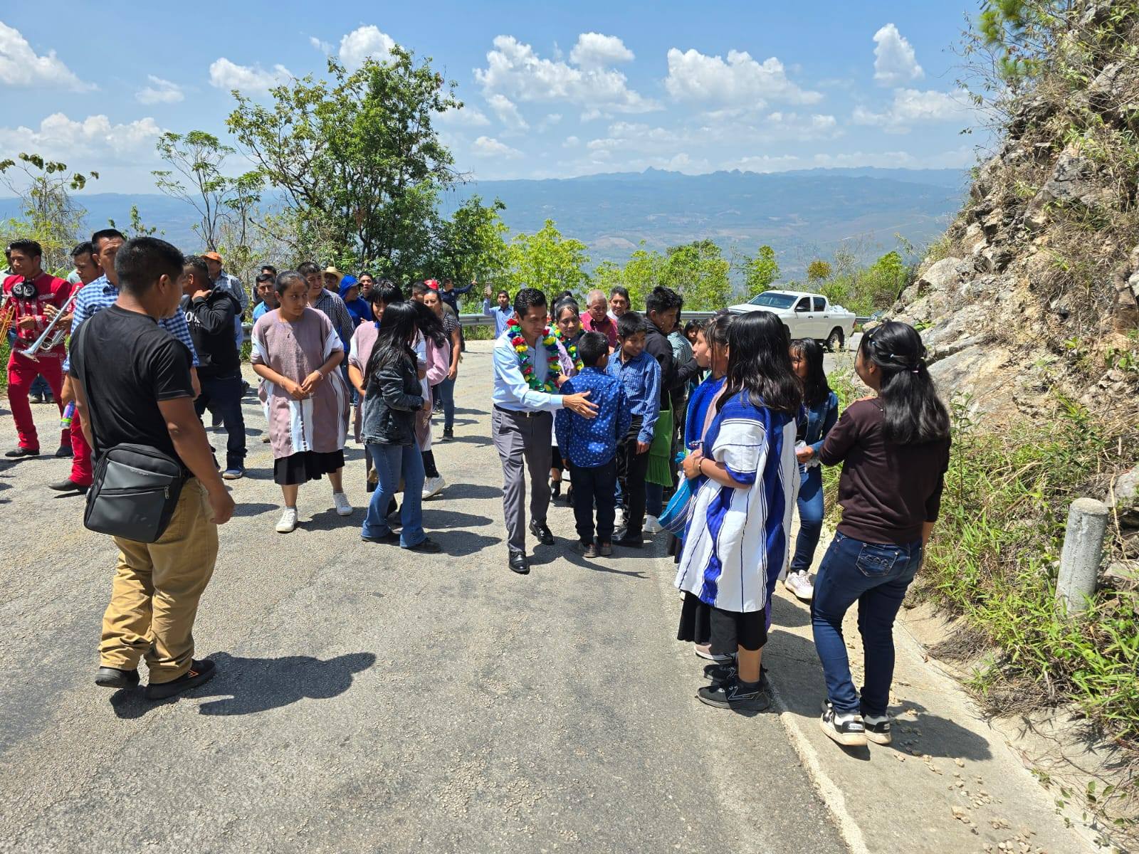 Inauguración del acceso de concreto hidráulico que conecta directamente con la Telesecundaria de la comunidad de San José Chacté.