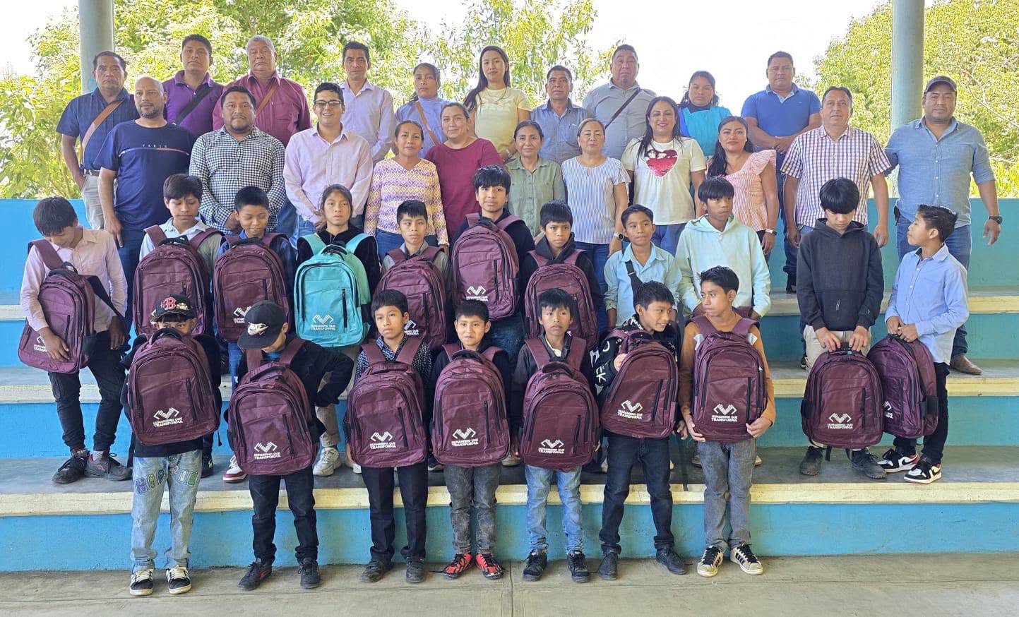 Entregamos mochilas en la Secundaria Técnica de Chiloljá