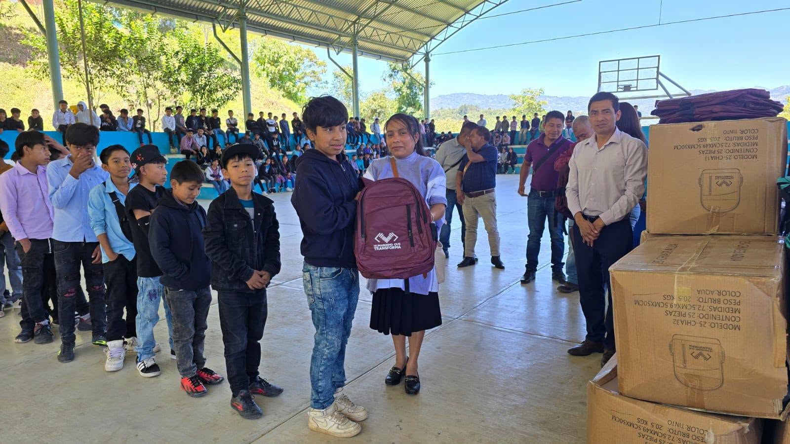 Entregamos mochilas en la Secundaria Técnica de Chiloljá