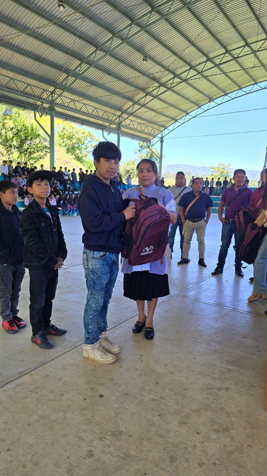 Entregamos mochilas en la Secundaria Técnica de Chiloljá