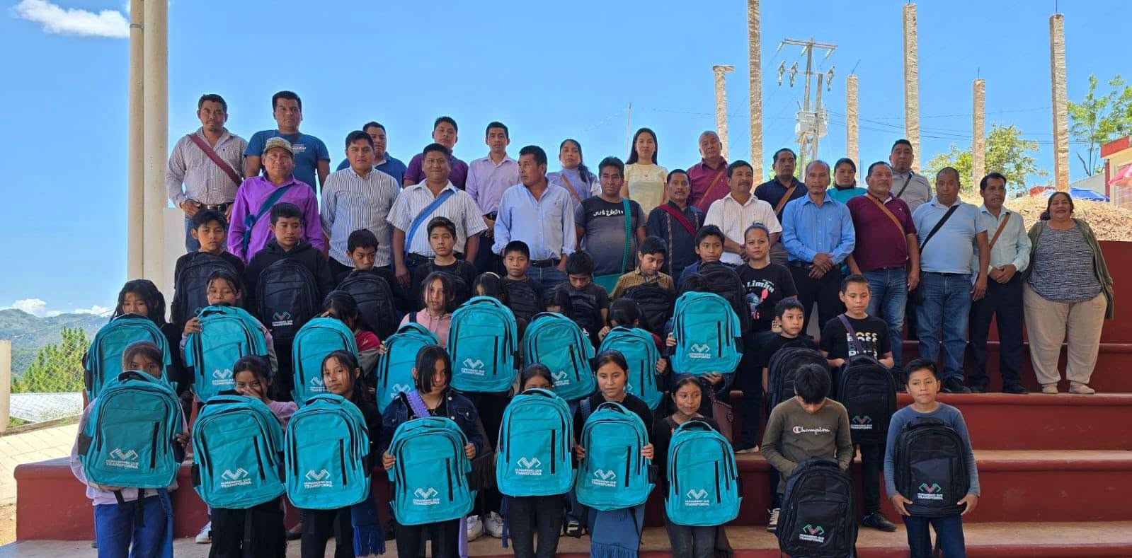 Entrega mochilas en la Escuela Secundaria Técnica, comunidad El Pozo 