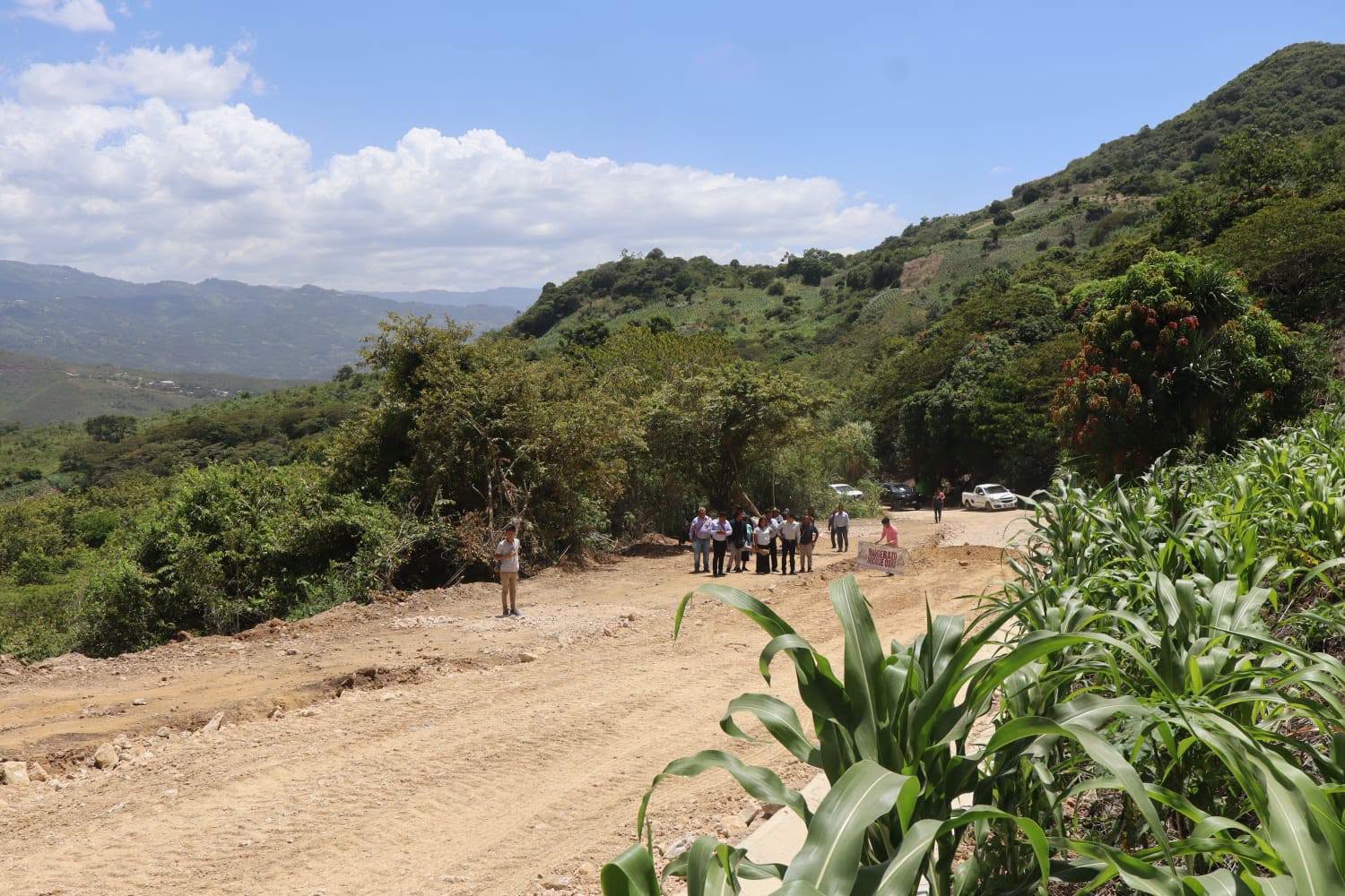El H. Ayuntamiento Municipal de San Juan Cancuc 2024-2027 que preside el Lic. Juan López Mendoza, encabezó el banderazo de inicio de la obra de rehabilitación de pavimento con concreto hidráulico en la comunidad de Tsajalch'en.