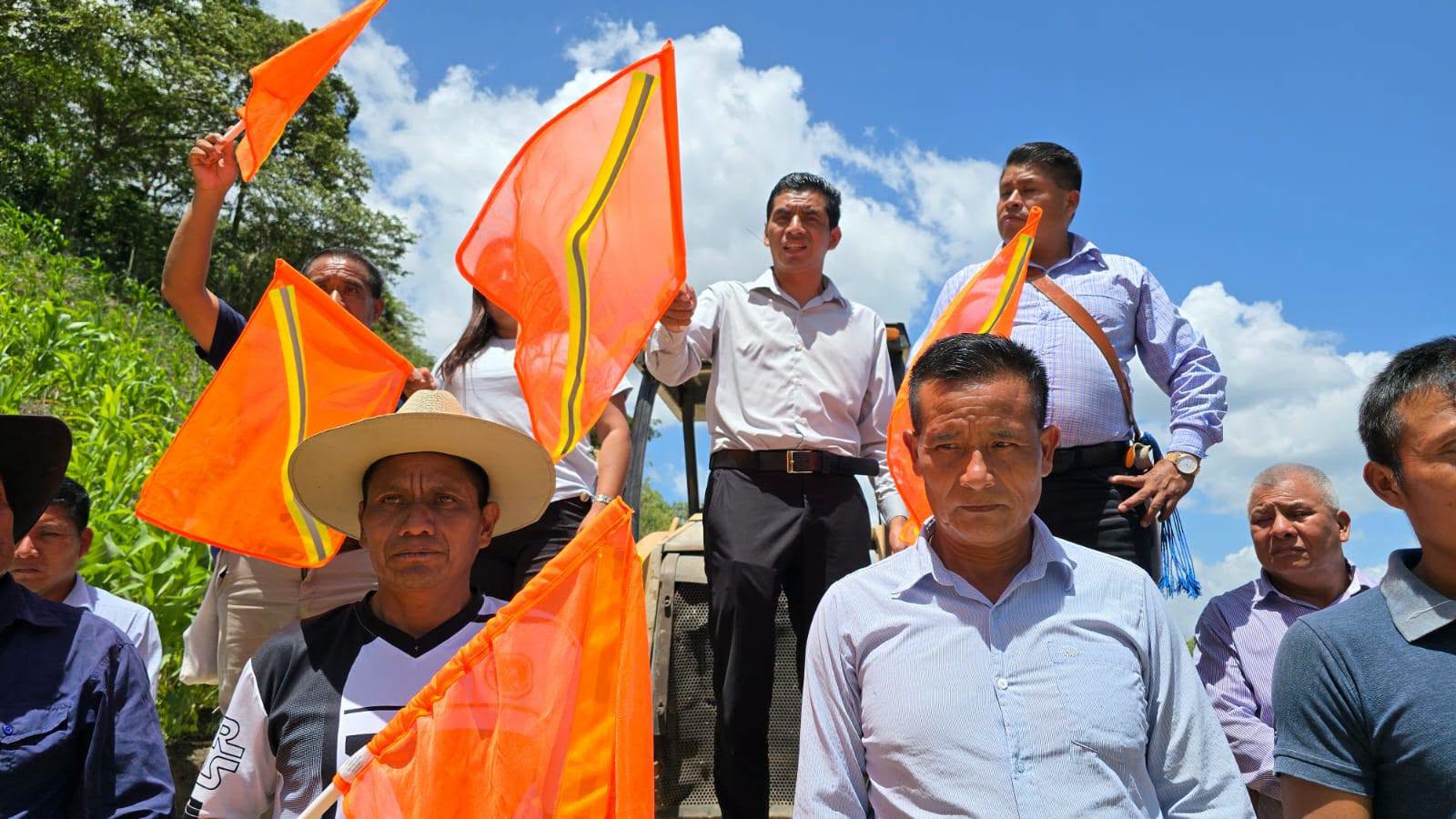 El H. Ayuntamiento Municipal de San Juan Cancuc 2024-2027 que preside el Lic. Juan López Mendoza, encabezó el banderazo de inicio de la obra de rehabilitación de pavimento con concreto hidráulico en la comunidad de Tsajalch'en.