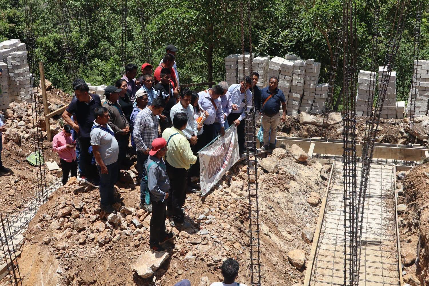 Banderazo De Inicio De Obra: Construcción De Aulas En La Comunidad De Bajpuz
