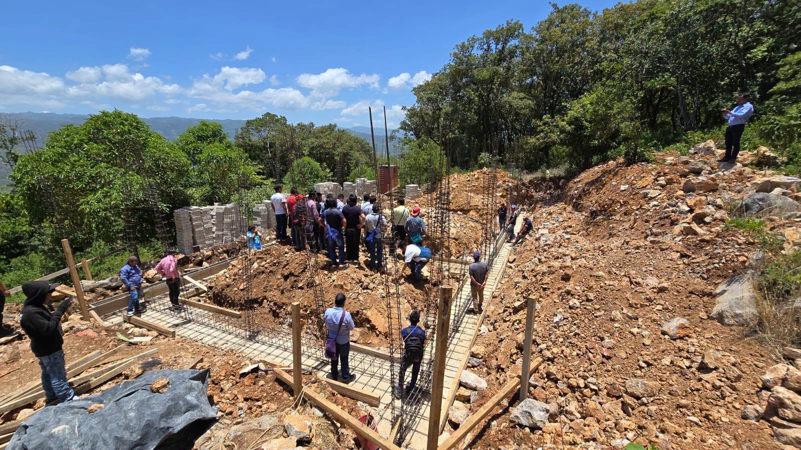 Banderazo De Inicio De Obra: Construcción De Aulas En La Comunidad De Bajpuz