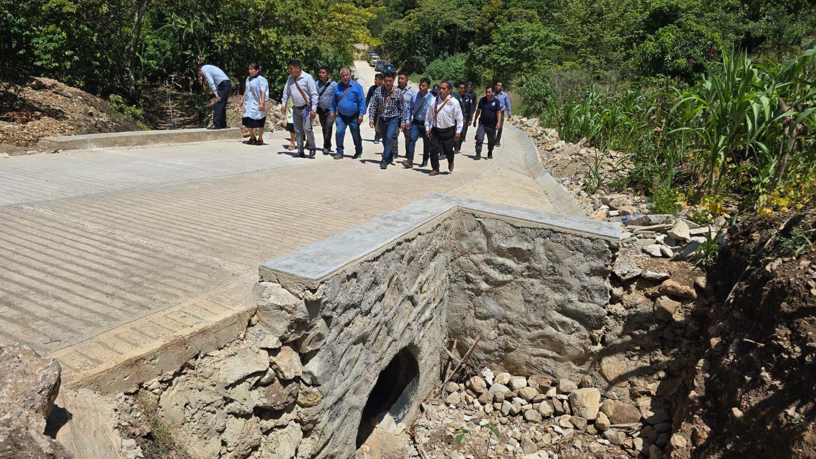 Cumpliendo el compromiso de mejorar la infraestructura y la conectividad de nuestras comunidades, el H. Ayuntamiento Municipal de San Juan Cancuc 2024-2027 que preside el *Lic. Juan López Mendoza*, acompañado de su H. Cabildo, llevó a cabo la *inauguración de la obra de pavimentación de carretera con concreto hidráulico en la localidad de Chijil. *