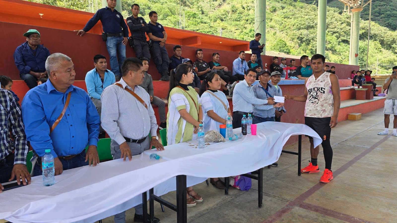 Cumpliendo el compromiso de mejorar la infraestructura y la conectividad de nuestras comunidades, el H. Ayuntamiento Municipal de San Juan Cancuc 2024-2027 que preside el *Lic. Juan López Mendoza*, acompañado de su H. Cabildo, llevó a cabo la *inauguración de la obra de pavimentación de carretera con concreto hidráulico en la localidad de Chijil. *