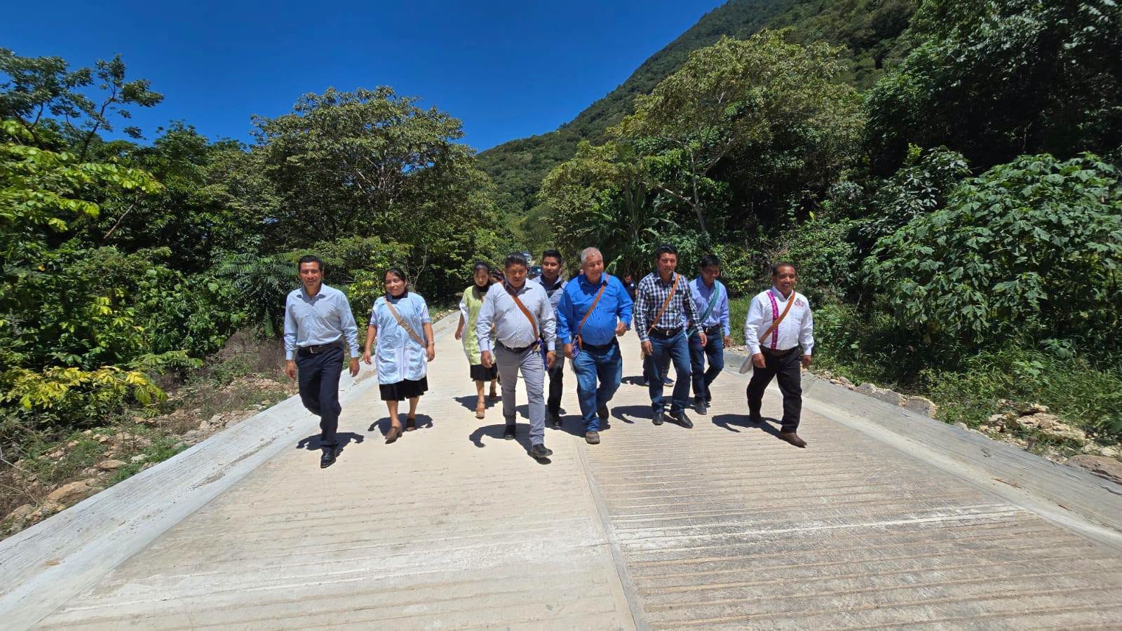 Cumpliendo el compromiso de mejorar la infraestructura y la conectividad de nuestras comunidades, el H. Ayuntamiento Municipal de San Juan Cancuc 2024-2027 que preside el *Lic. Juan López Mendoza*, acompañado de su H. Cabildo, llevó a cabo la *inauguración de la obra de pavimentación de carretera con concreto hidráulico en la localidad de Chijil. *