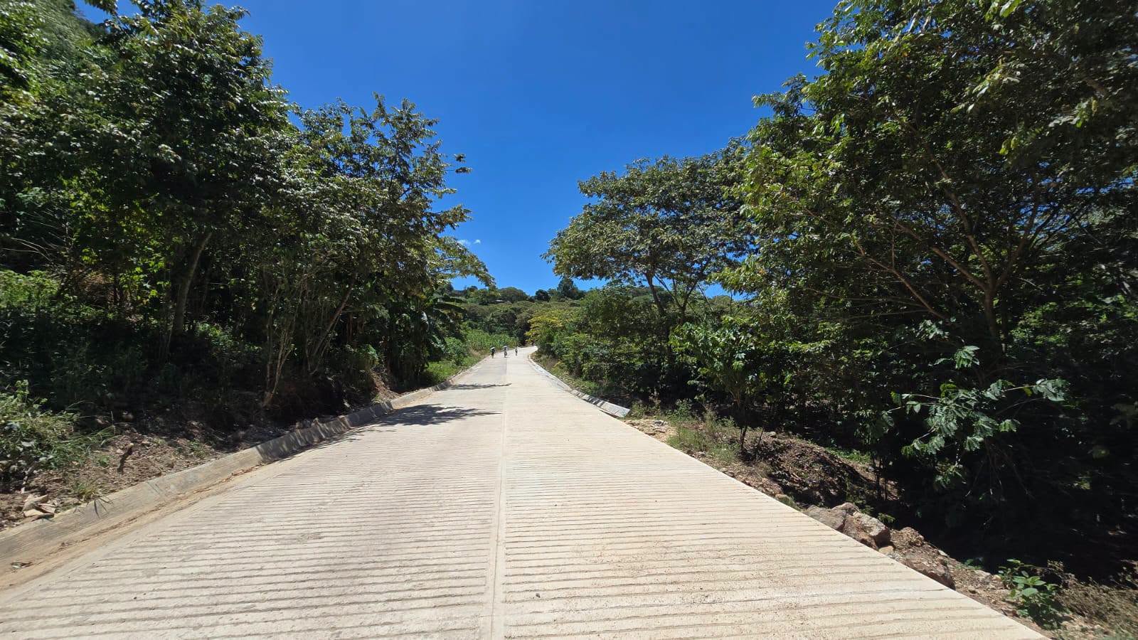 Cumpliendo el compromiso de mejorar la infraestructura y la conectividad de nuestras comunidades, el H. Ayuntamiento Municipal de San Juan Cancuc 2024-2027 que preside el *Lic. Juan López Mendoza*, acompañado de su H. Cabildo, llevó a cabo la *inauguración de la obra de pavimentación de carretera con concreto hidráulico en la localidad de Chijil. *