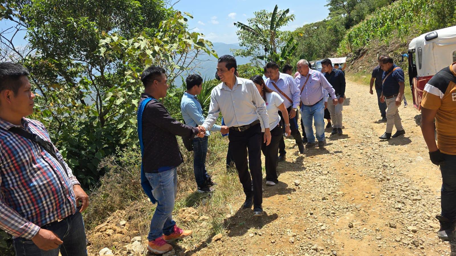 En un ambiente de unidad y alegría, el H. Ayuntamiento Municipal de San Juan Cancuc 2024-2027 que preside el *Lic. Juan López Mendoza*, acompañado de su H. Cabildo y de la Directora de Obra Pública, la *Ing. Rosa Pérez Vázquez*, dio el banderazo de inicio a la obra de *pavimentación con concreto hidráulico* en el *Barrio Xak Iwiltic*.