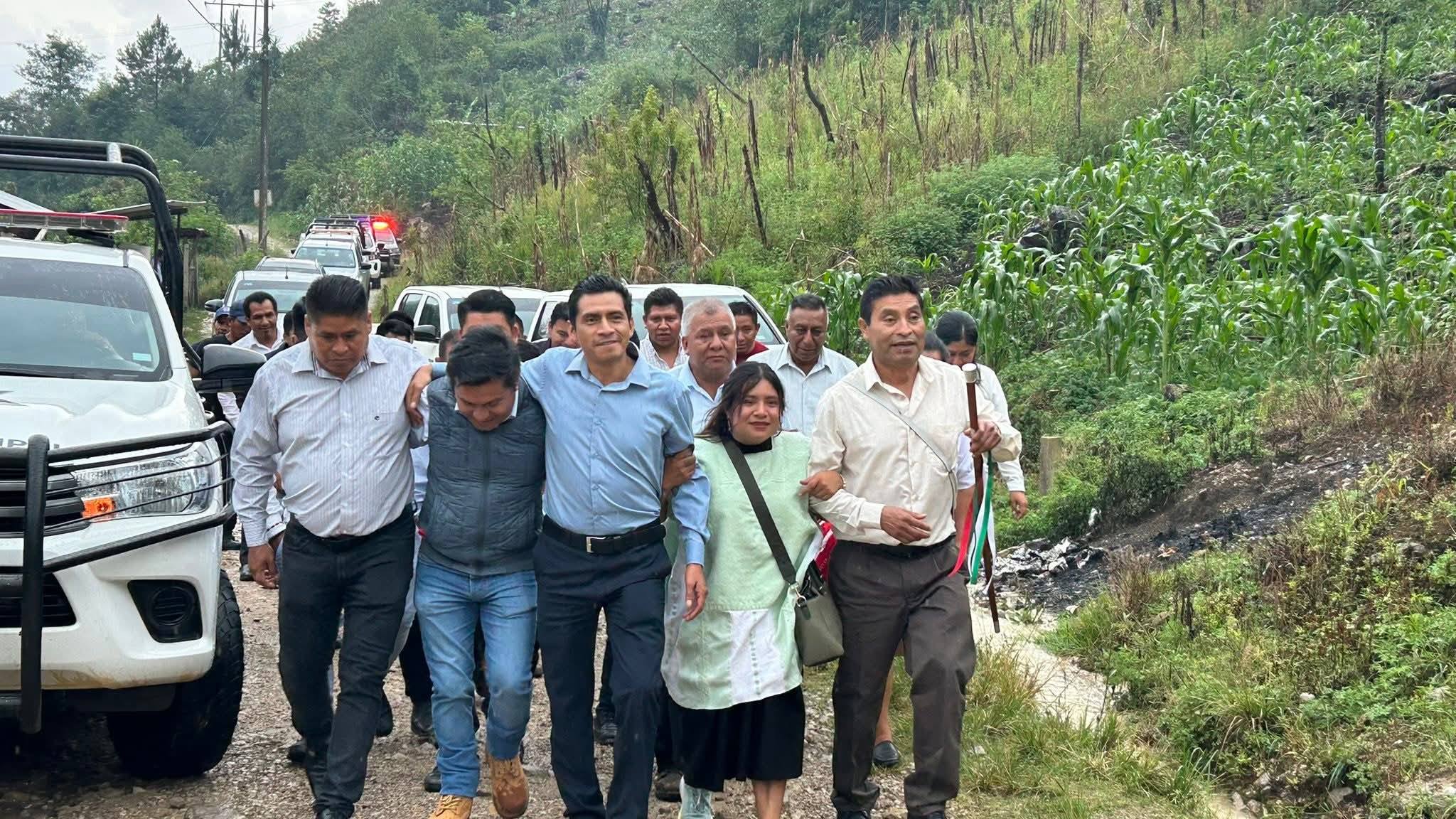 Esta mañana, el presidente municipal de Oxchuc, el Prof. César Gómez López, y el presidente de San Juan Cancuc, el Lic. Juan López Mendoza, sostuvieron una reunión de trabajo con el objetivo de gestionar conjuntamente una obra de beneficio compartido para ambos municipios. El proyecto consiste en conectar la comunidad de Tzontealja con la localidad vecina, con el fin de mejorar las vías de acceso para las familias de ambas zonas. 