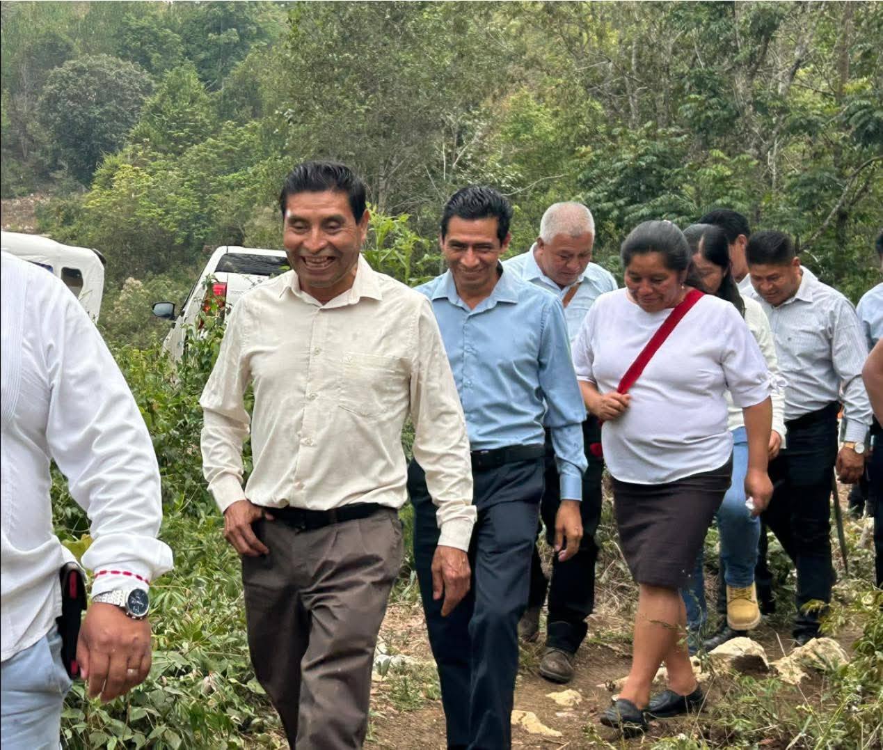 Esta mañana, el presidente municipal de Oxchuc, el Prof. César Gómez López, y el presidente de San Juan Cancuc, el Lic. Juan López Mendoza, sostuvieron una reunión de trabajo con el objetivo de gestionar conjuntamente una obra de beneficio compartido para ambos municipios. El proyecto consiste en conectar la comunidad de Tzontealja con la localidad vecina, con el fin de mejorar las vías de acceso para las familias de ambas zonas. 