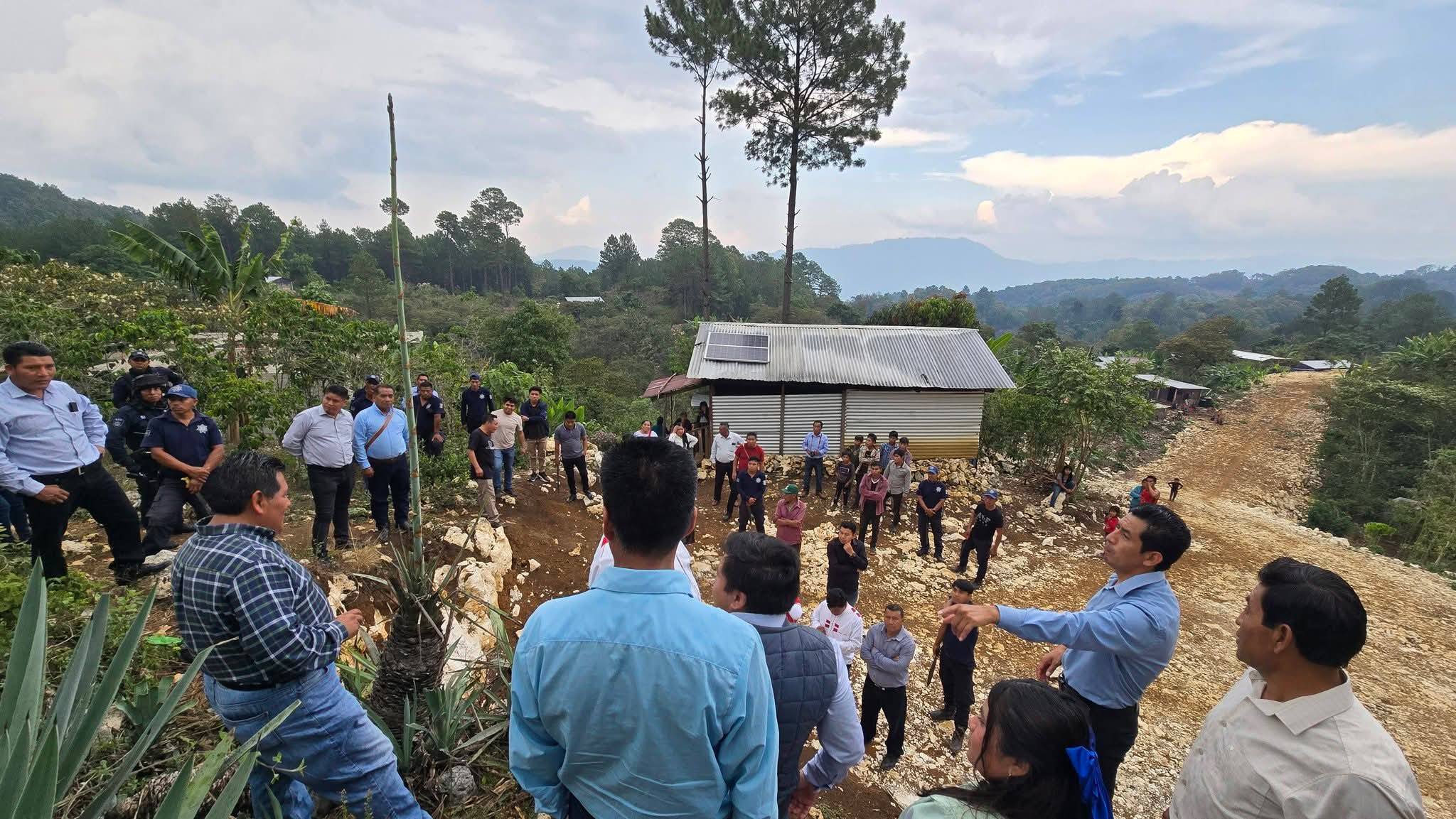 Esta mañana, el presidente municipal de Oxchuc, el Prof. César Gómez López, y el presidente de San Juan Cancuc, el Lic. Juan López Mendoza, sostuvieron una reunión de trabajo con el objetivo de gestionar conjuntamente una obra de beneficio compartido para ambos municipios. El proyecto consiste en conectar la comunidad de Tzontealja con la localidad vecina, con el fin de mejorar las vías de acceso para las familias de ambas zonas. 