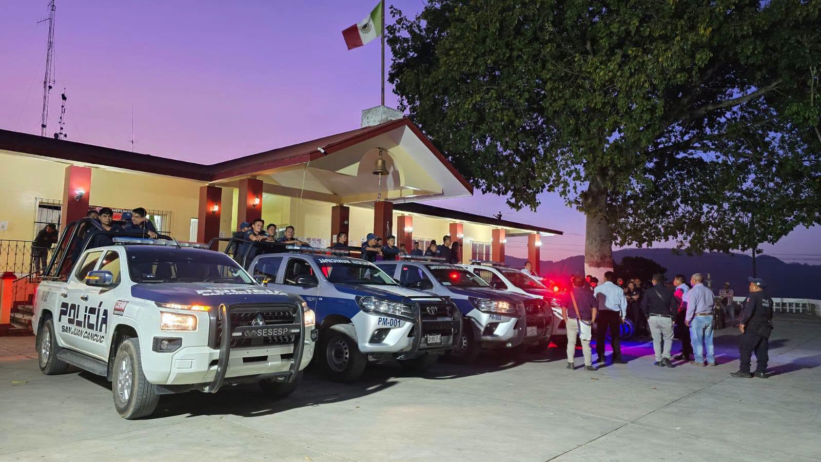 El alcalde destacó que *al inicio de su administración no se contaba con ninguna patrulla para realizar las tareas de seguridad*, por lo que desde el primer día se propuso equipar y dignificar a la corporación. Hoy, gracias al manejo responsable y transparente de los recursos municipales, se hizo entrega de *una patrulla y dos motopatrullas nuevas, adquiridas con recursos propios del Ayuntamiento*, para fortalecer la movilidad y la capacidad de respuesta de los elementos.