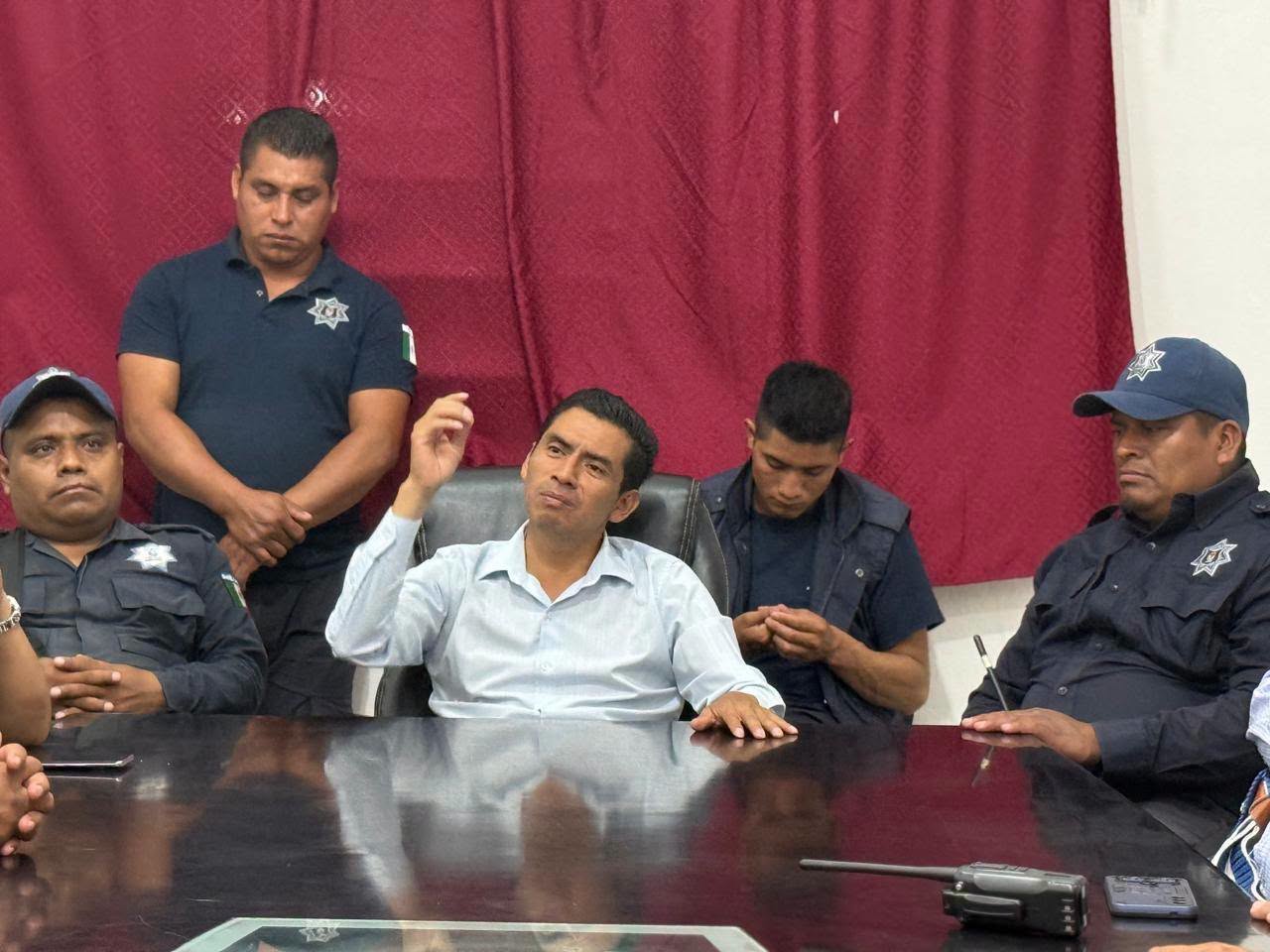 El alcalde destacó que *al inicio de su administración no se contaba con ninguna patrulla para realizar las tareas de seguridad*, por lo que desde el primer día se propuso equipar y dignificar a la corporación. Hoy, gracias al manejo responsable y transparente de los recursos municipales, se hizo entrega de *una patrulla y dos motopatrullas nuevas, adquiridas con recursos propios del Ayuntamiento*, para fortalecer la movilidad y la capacidad de respuesta de los elementos.
