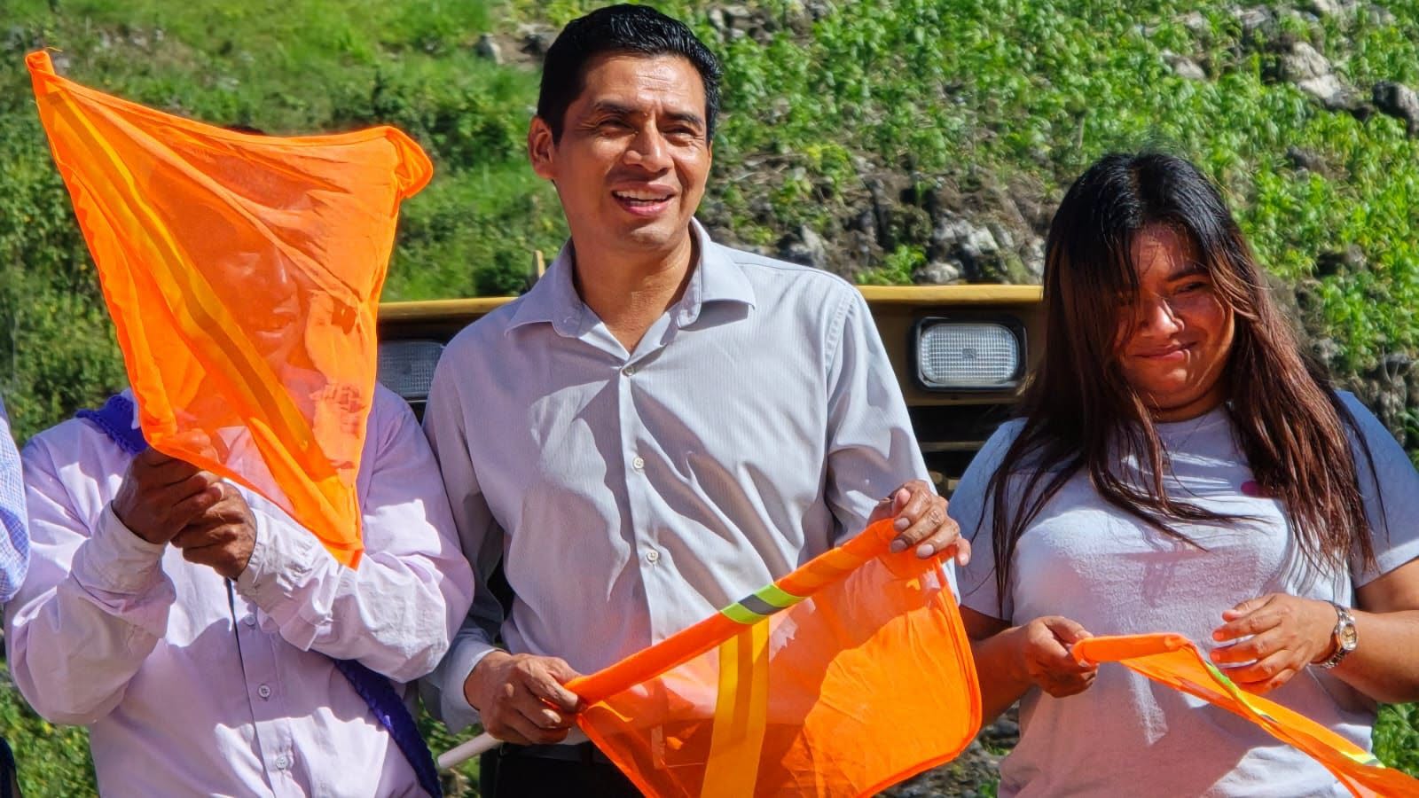 En un ambiente de unidad y alegría, el H. Ayuntamiento Municipal de San Juan Cancuc 2024-2027 que preside el *Lic. Juan López Mendoza*, acompañado de su H. Cabildo y de la Directora de Obra Pública, la *Ing. Rosa Pérez Vázquez*, dio el banderazo de inicio a la obra de *pavimentación con concreto hidráulico* en la comunidad de *Yaxnail*.