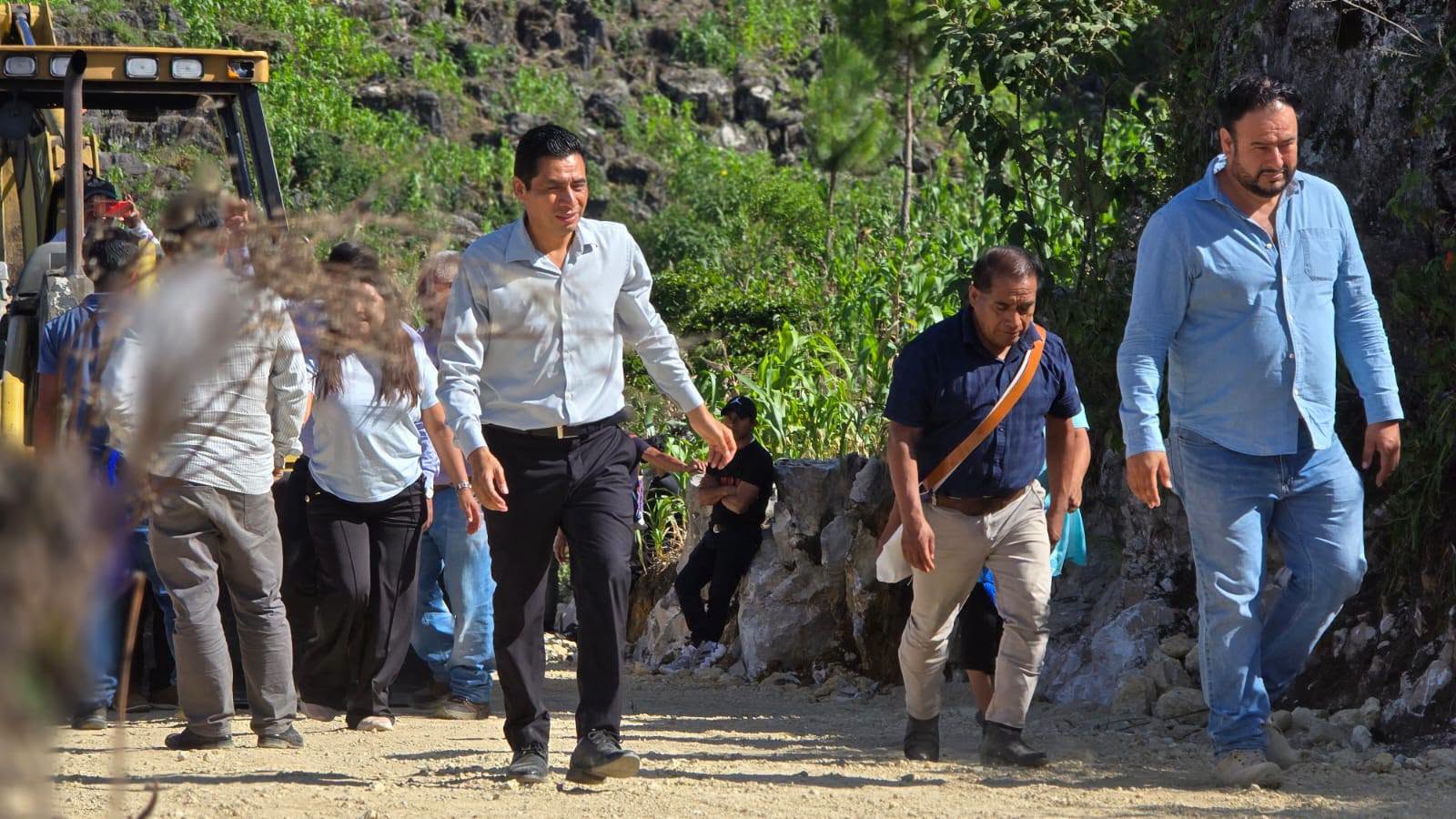 En un ambiente de unidad y alegría, el H. Ayuntamiento Municipal de San Juan Cancuc 2024-2027 que preside el *Lic. Juan López Mendoza*, acompañado de su H. Cabildo y de la Directora de Obra Pública, la *Ing. Rosa Pérez Vázquez*, dio el banderazo de inicio a la obra de *pavimentación con concreto hidráulico* en la comunidad de *Yaxnail*.