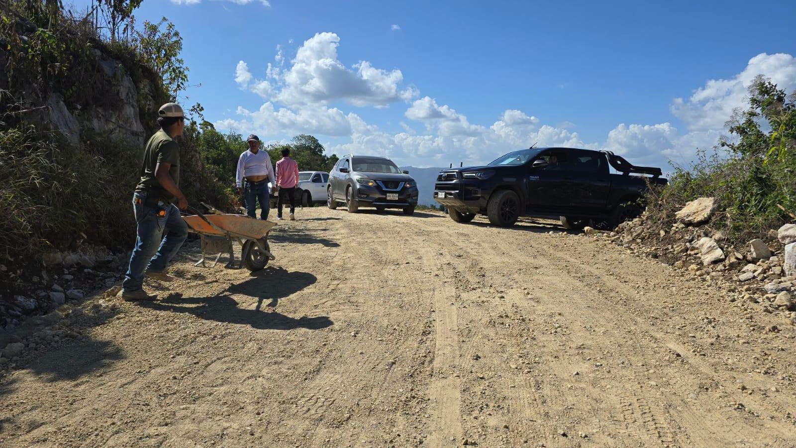 En un ambiente de unidad y alegría, el H. Ayuntamiento Municipal de San Juan Cancuc 2024-2027 que preside el *Lic. Juan López Mendoza*, acompañado de su H. Cabildo y de la Directora de Obra Pública, la *Ing. Rosa Pérez Vázquez*, dio el banderazo de inicio a la obra de *pavimentación con concreto hidráulico* en la comunidad de *Yaxnail*.